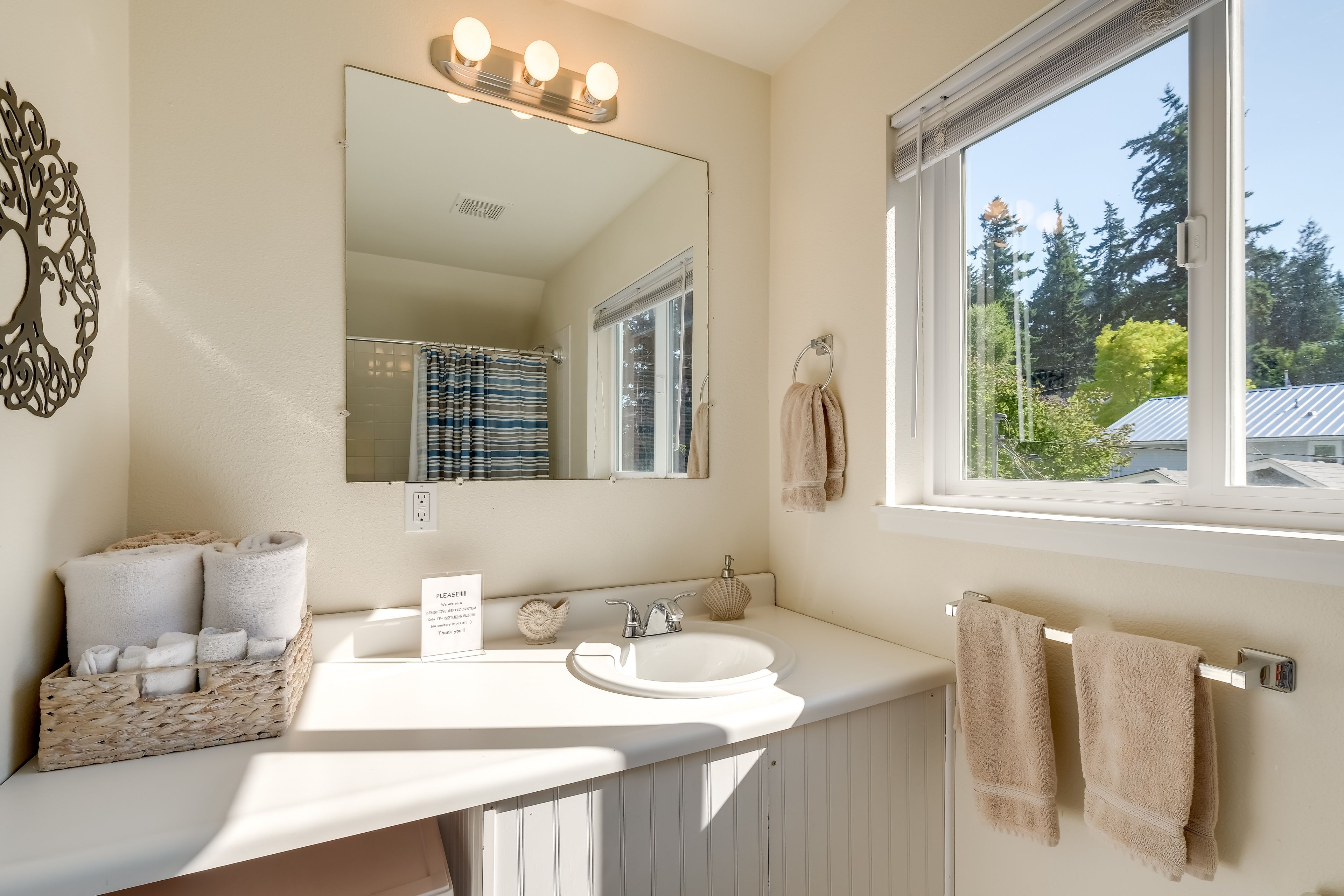 En-Suite Bathroom | Linens & Towels | Shower/Tub Combo