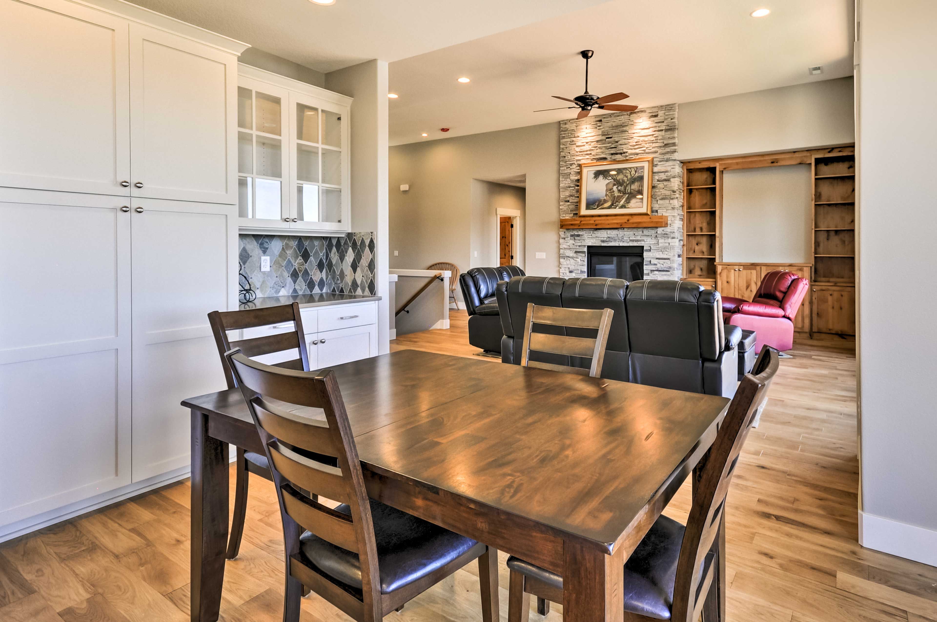 Dining Area | Dishes & Flatware Provided