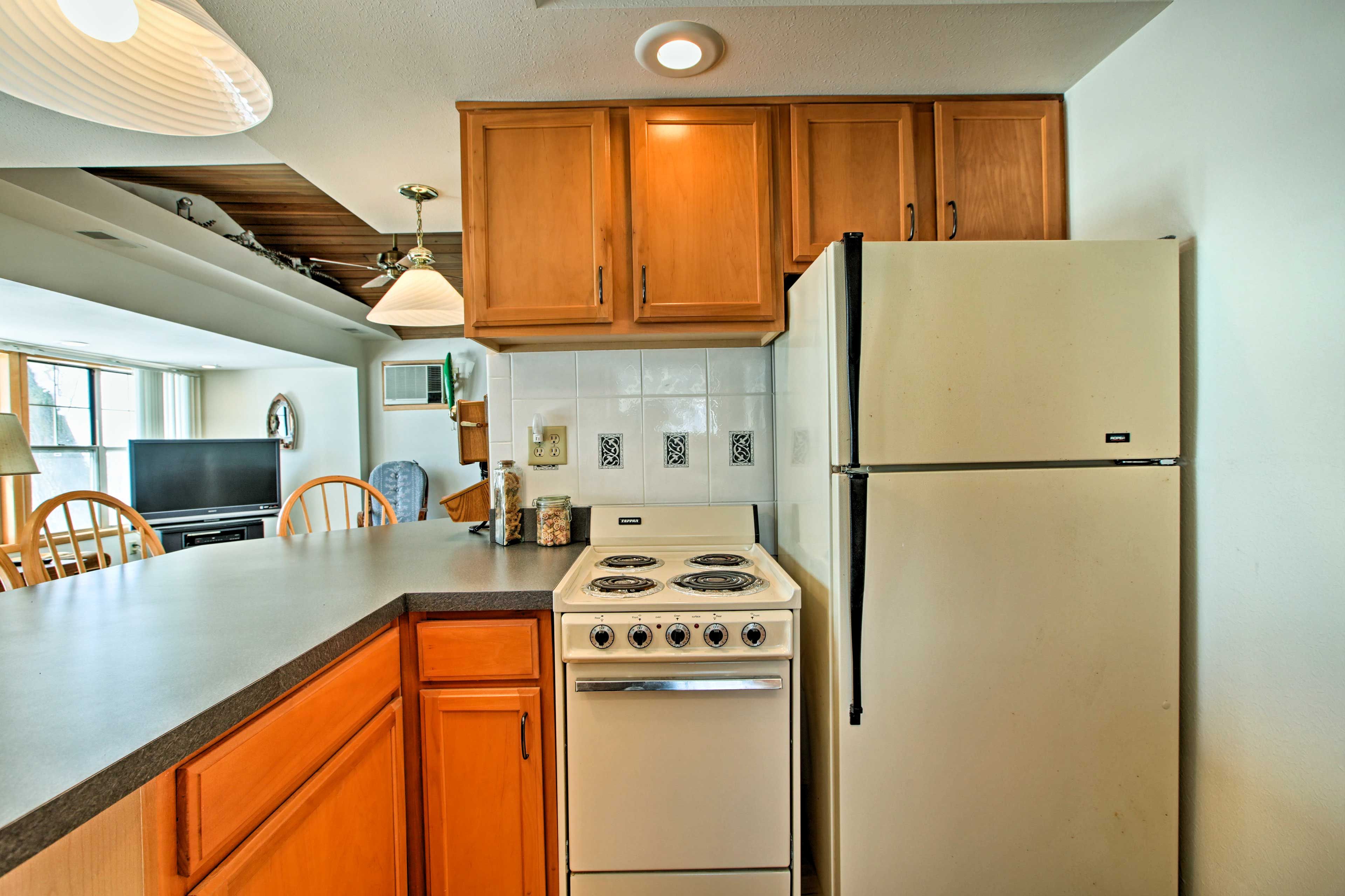 The fully equipped kitchen has all of the cooking essentials.