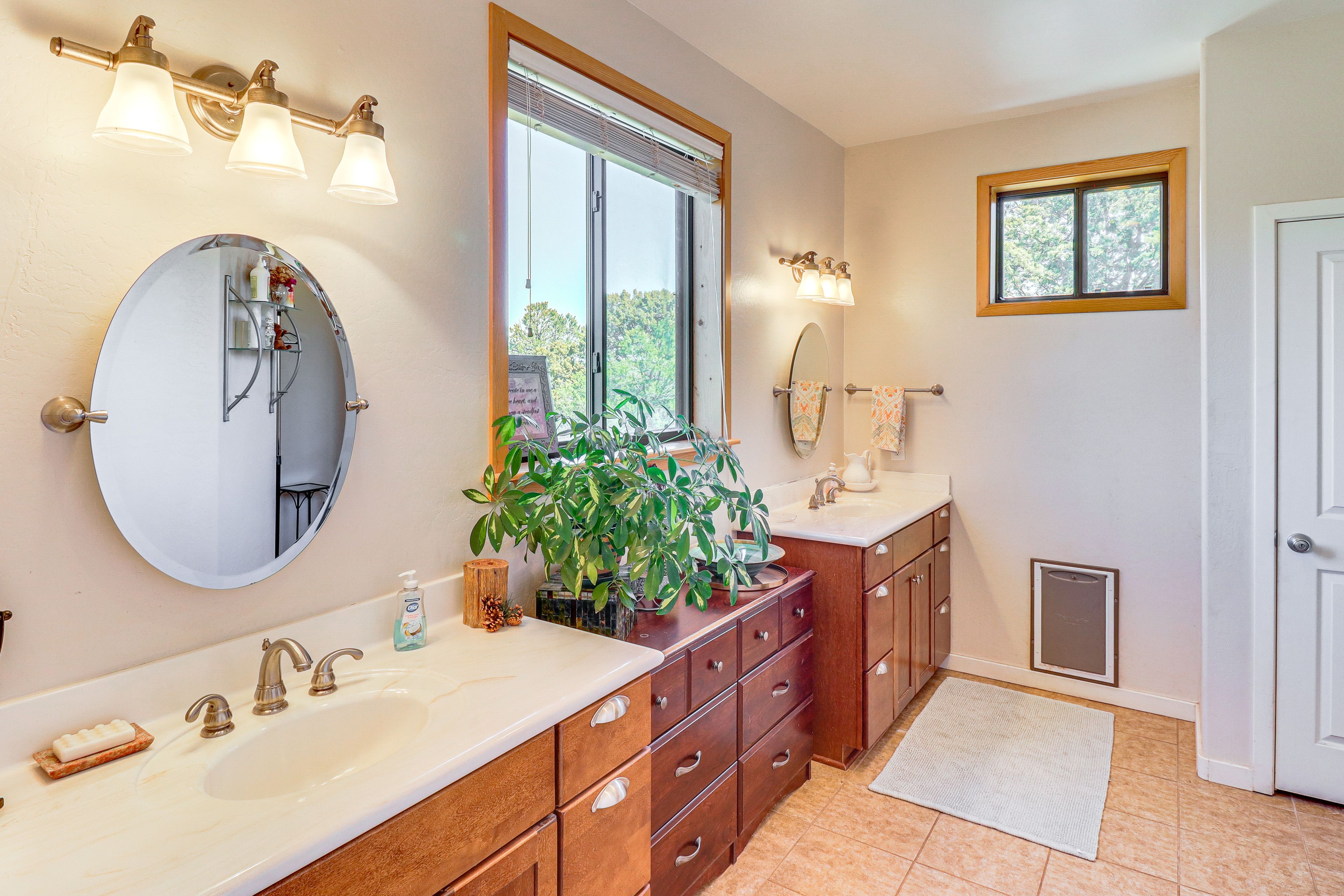 En-Suite Bathroom | Linens & Towels Provided