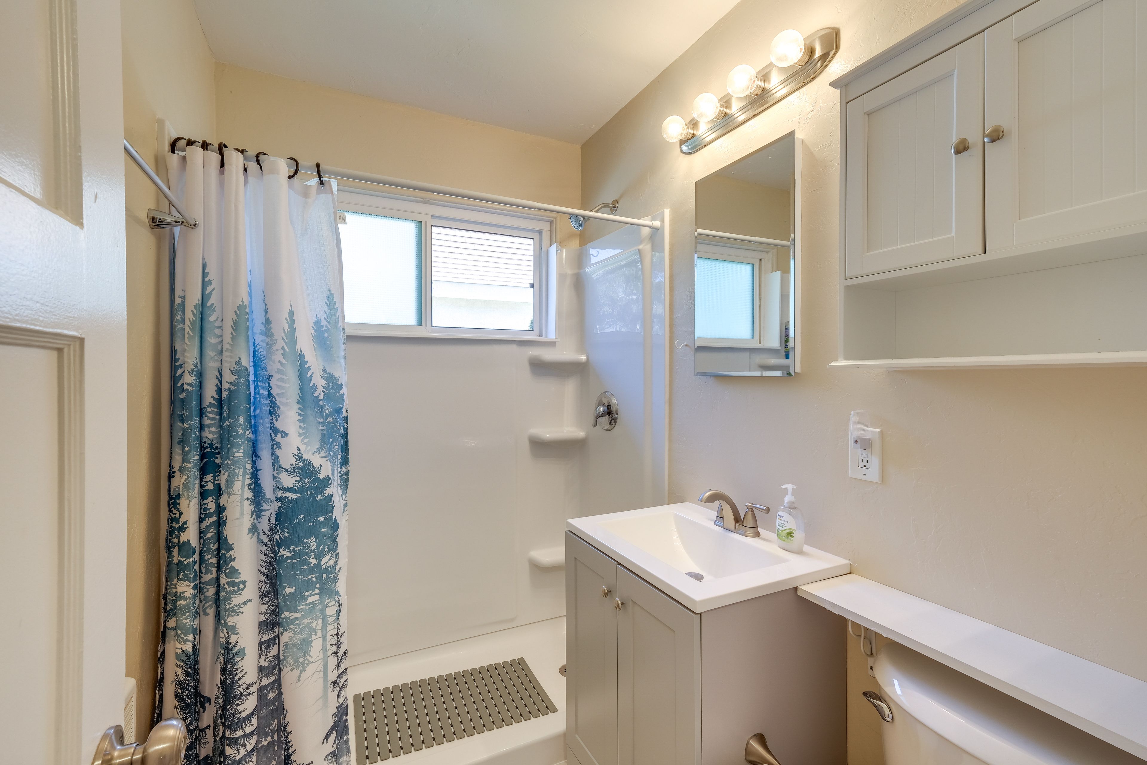 Full Bathroom | Towels Provided | Complimentary Toiletries