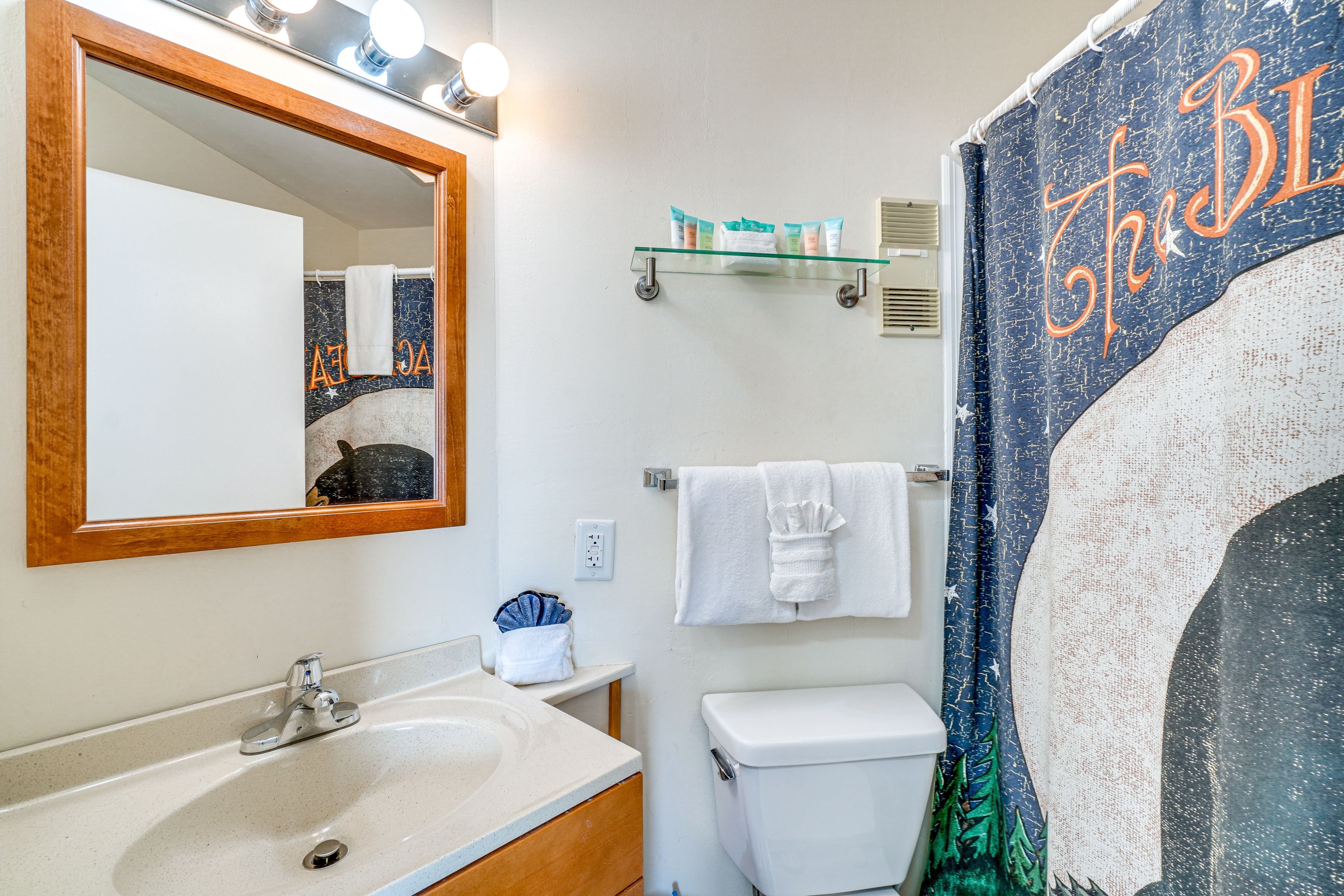 Full Bathroom | Towels Provided