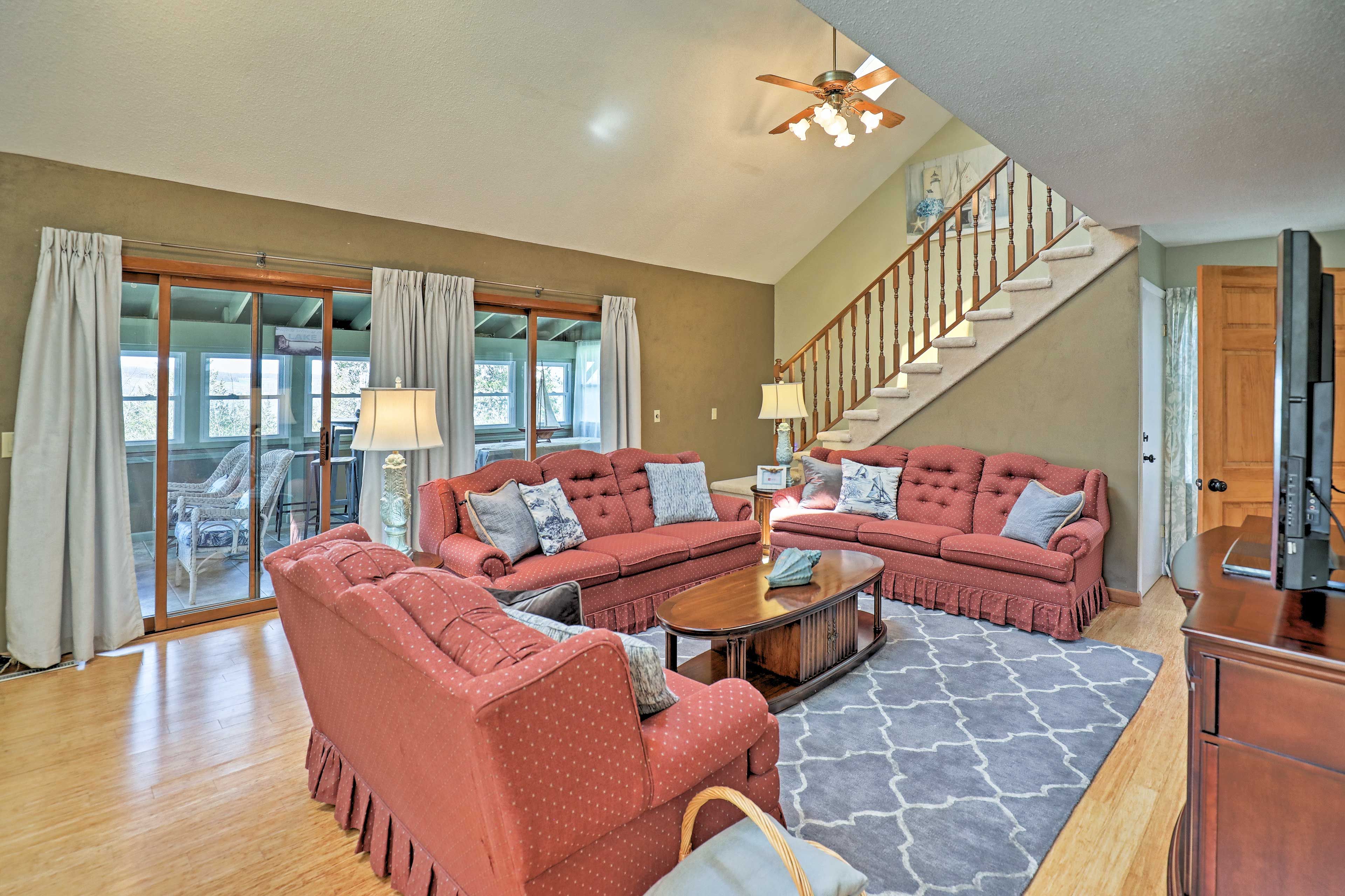 Living Room | Cable TV | Central A/C & Heat | Free WiFi