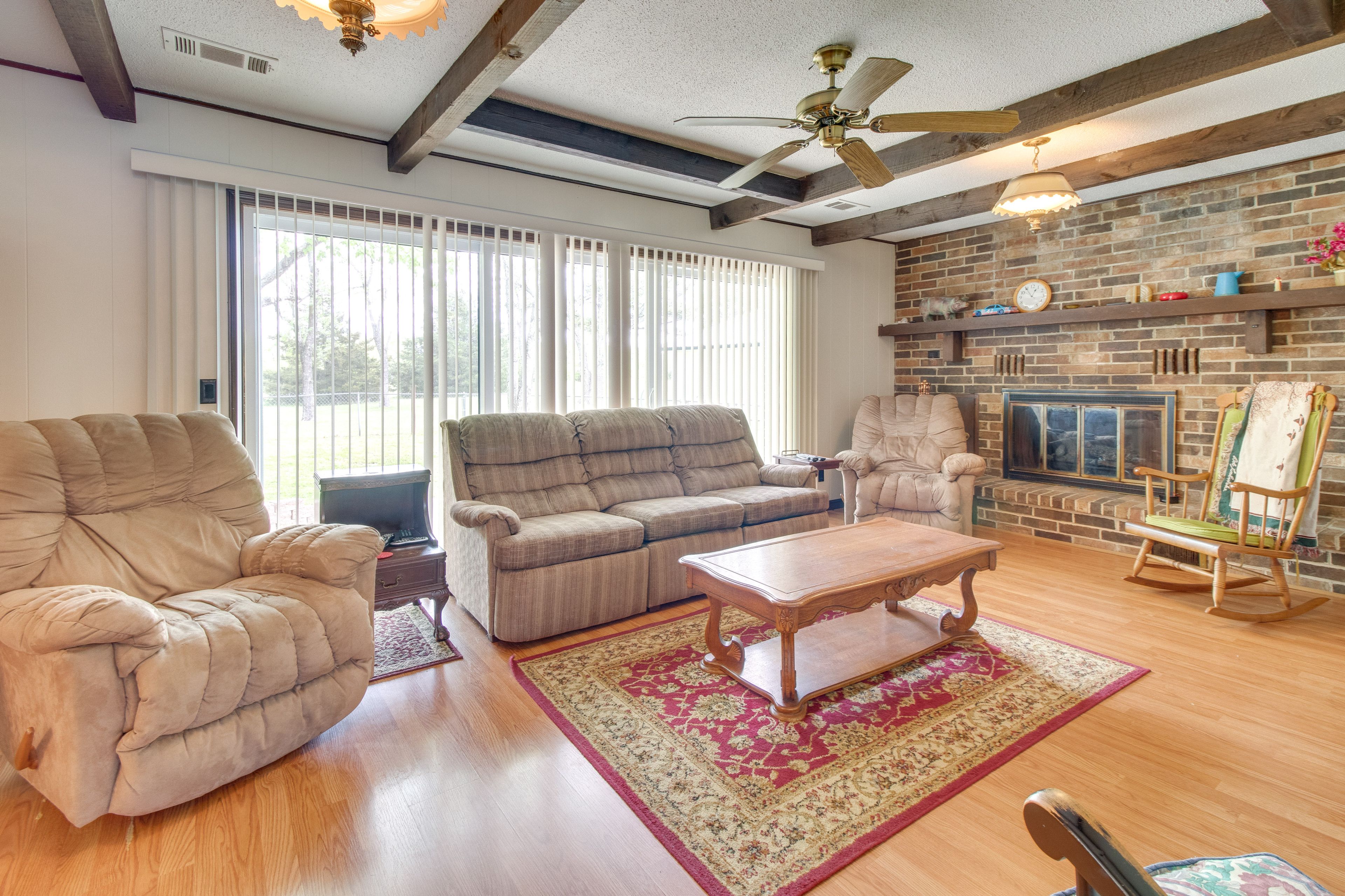 Family Room | Cable TV | Fireplace (Decorative)