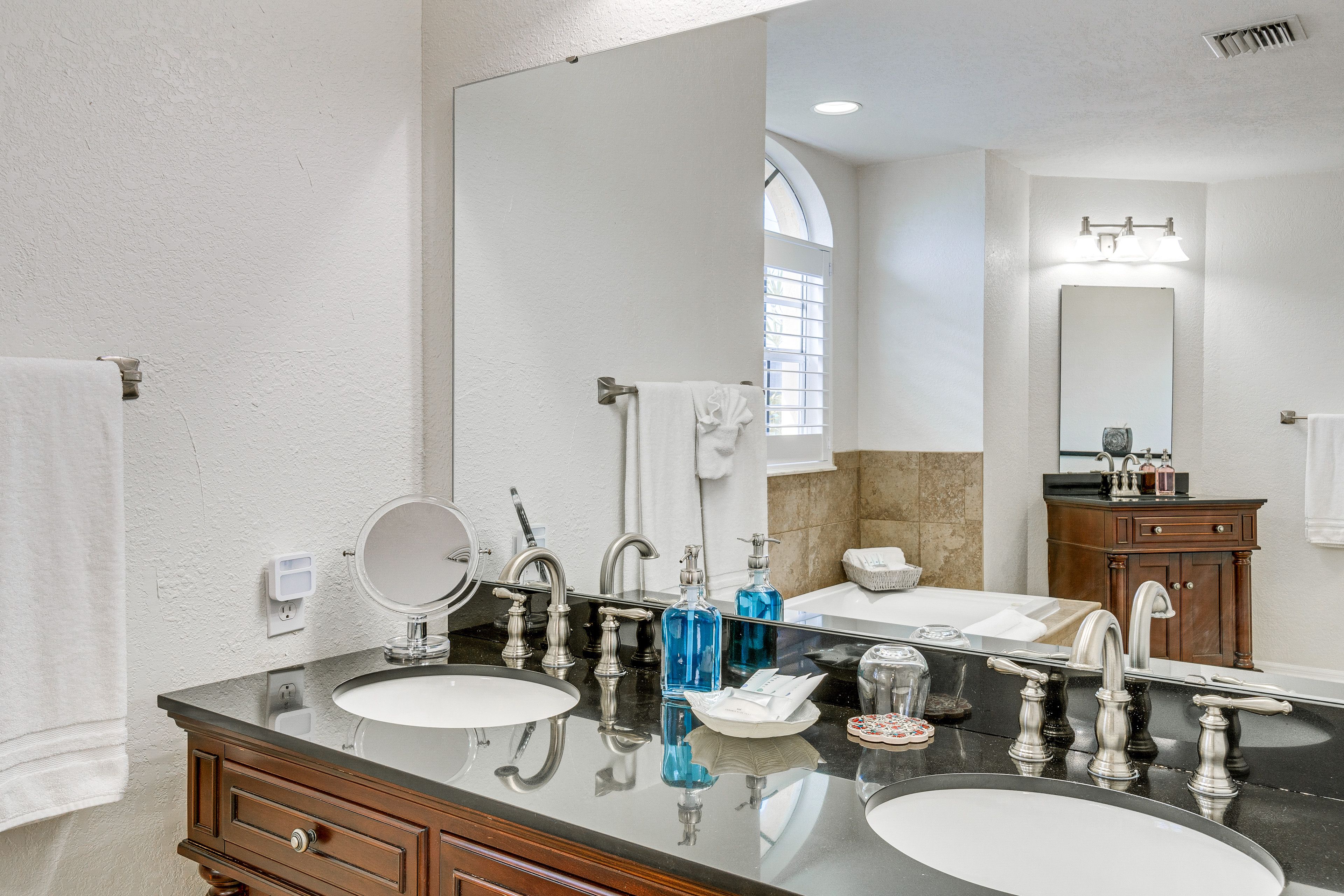En-Suite Bathroom | Jetted Tub | Towels Provided