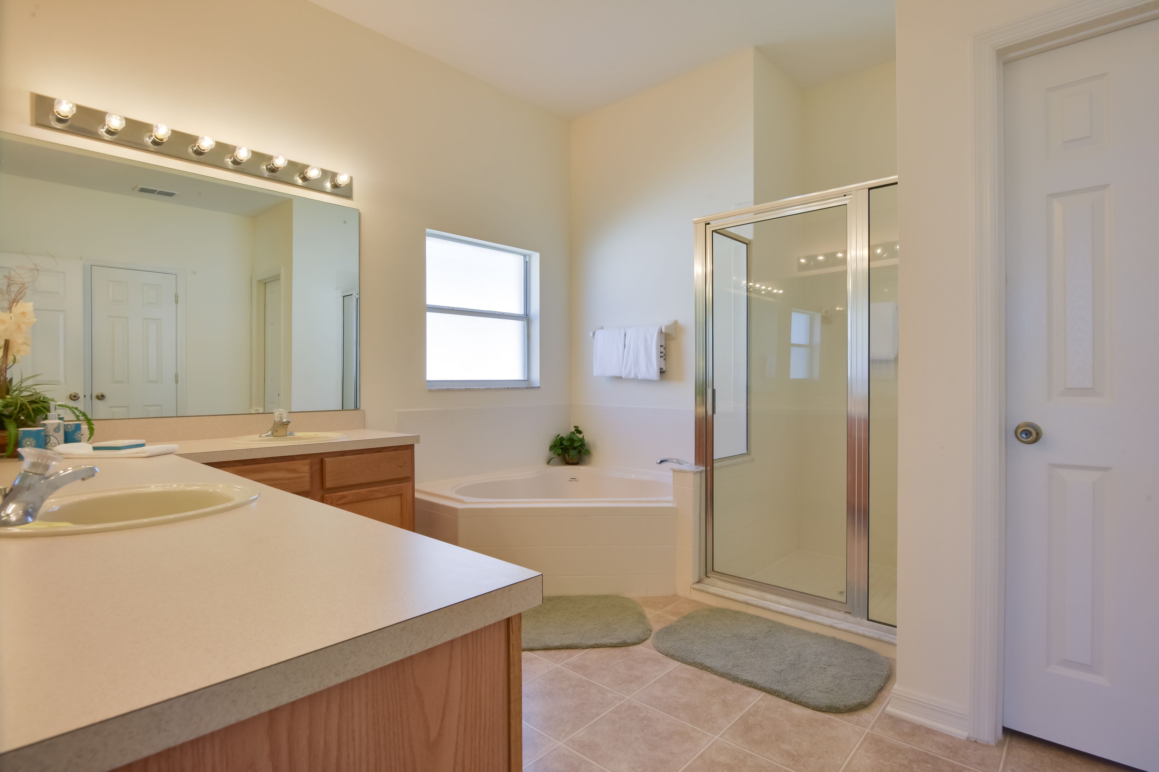 En-Suite Bathroom | 1st Floor