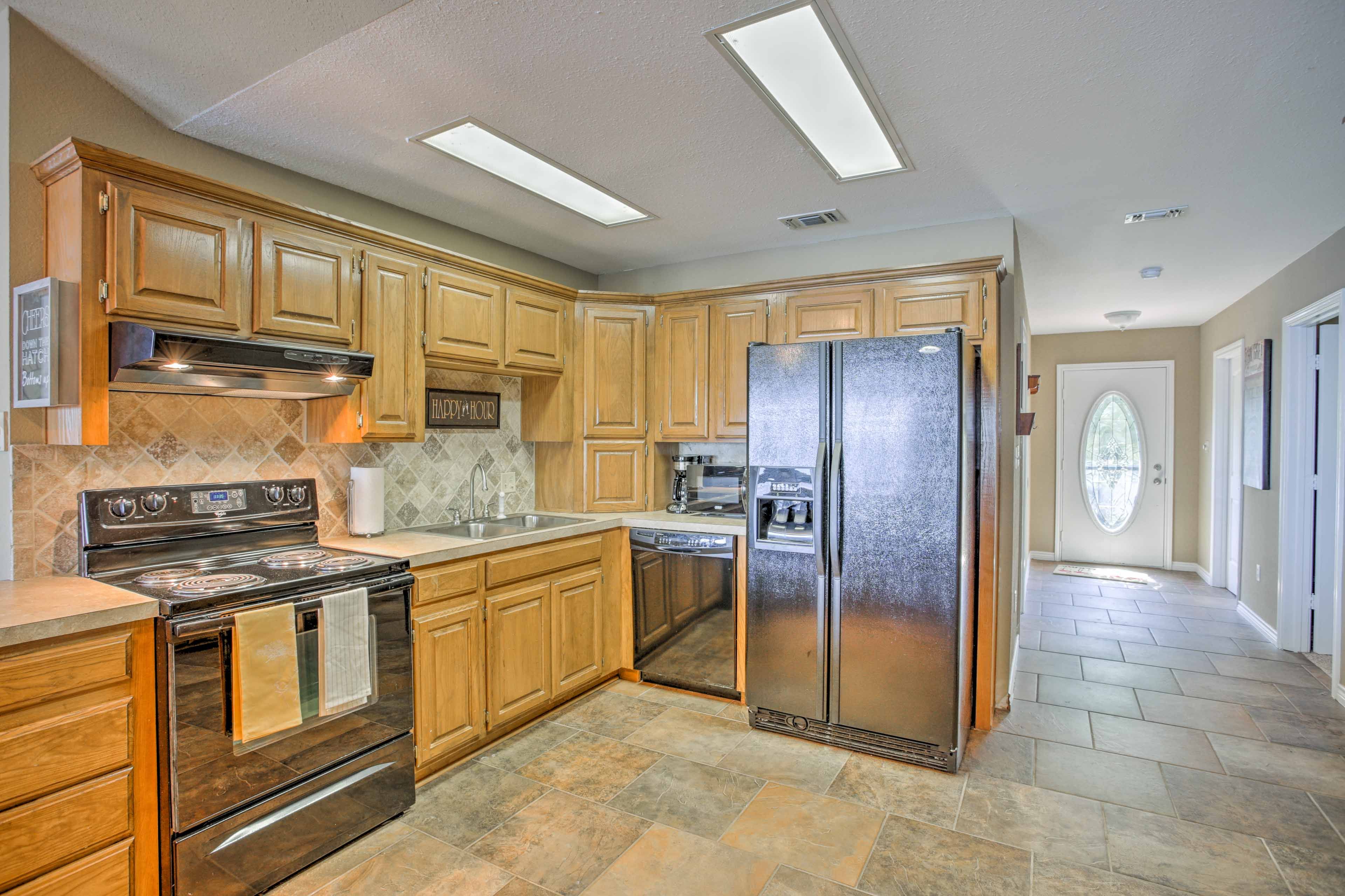 Try out new recipes in the fully equipped kitchen with modern appliances.