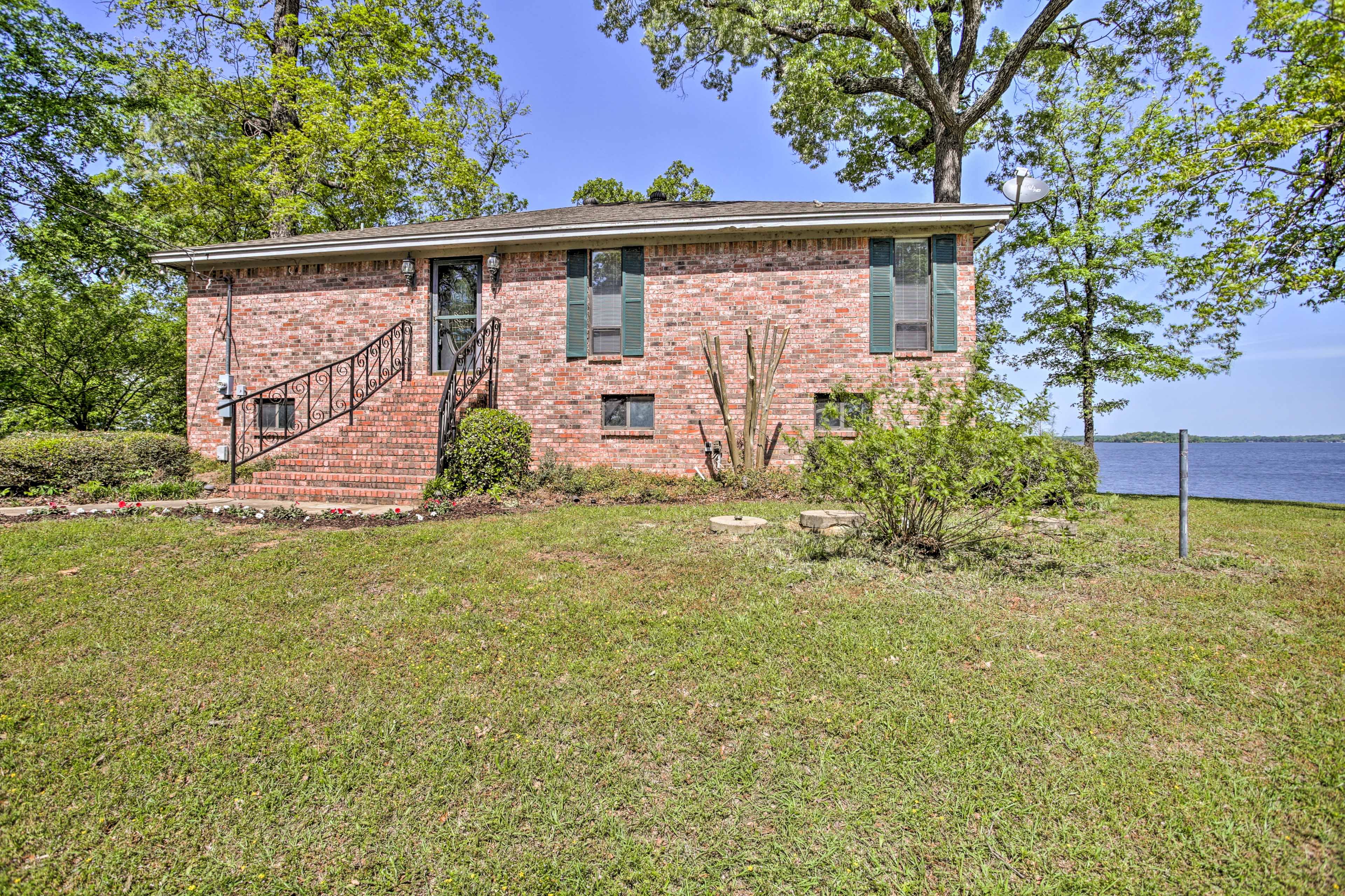 Make memories with loved ones at this wonderful lakeside home.