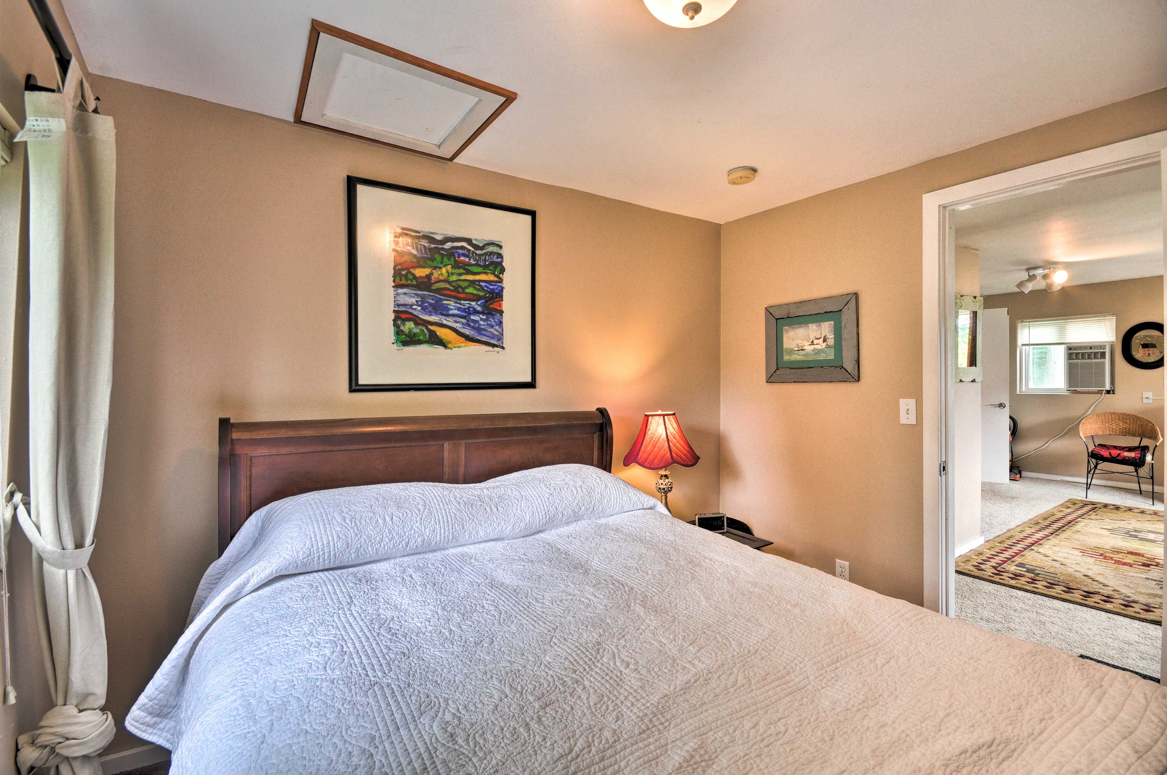 Sleepy? Call it a night and head to this bedroom with a queen bed for 2.