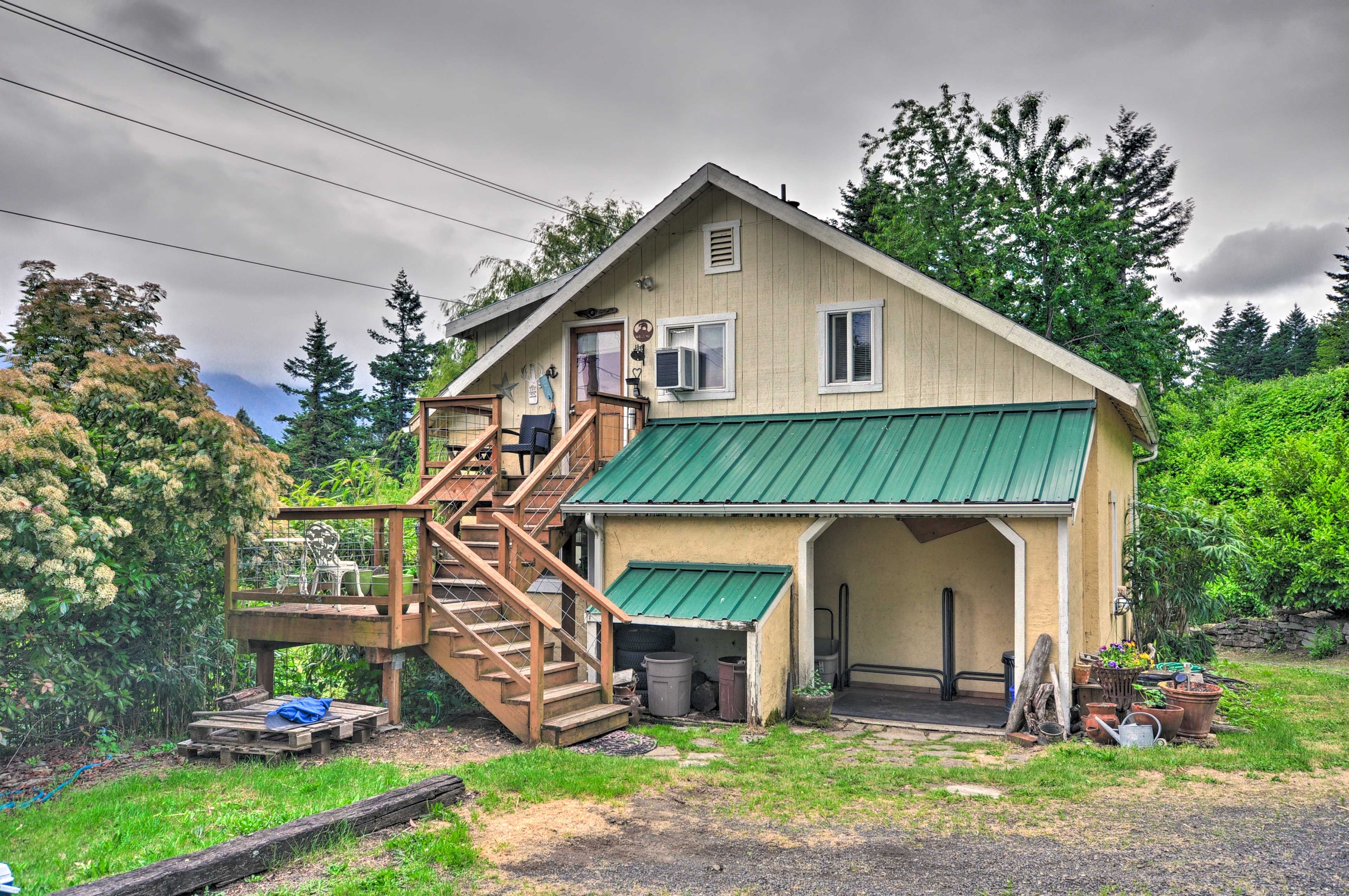 Kick off your Pacific Northwest retreat at this vacation rental for 5!