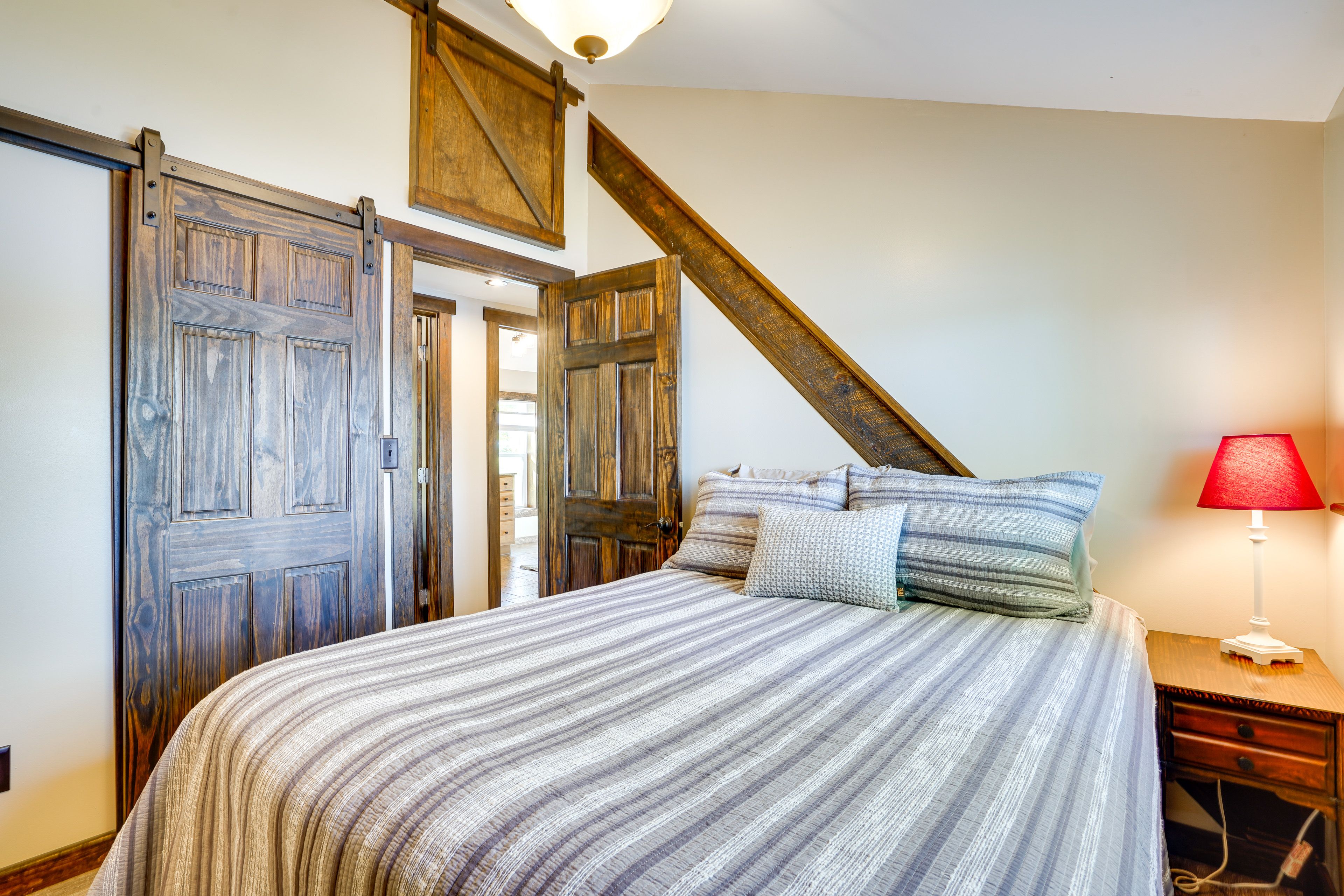 Bedroom 2 | Queen Bed