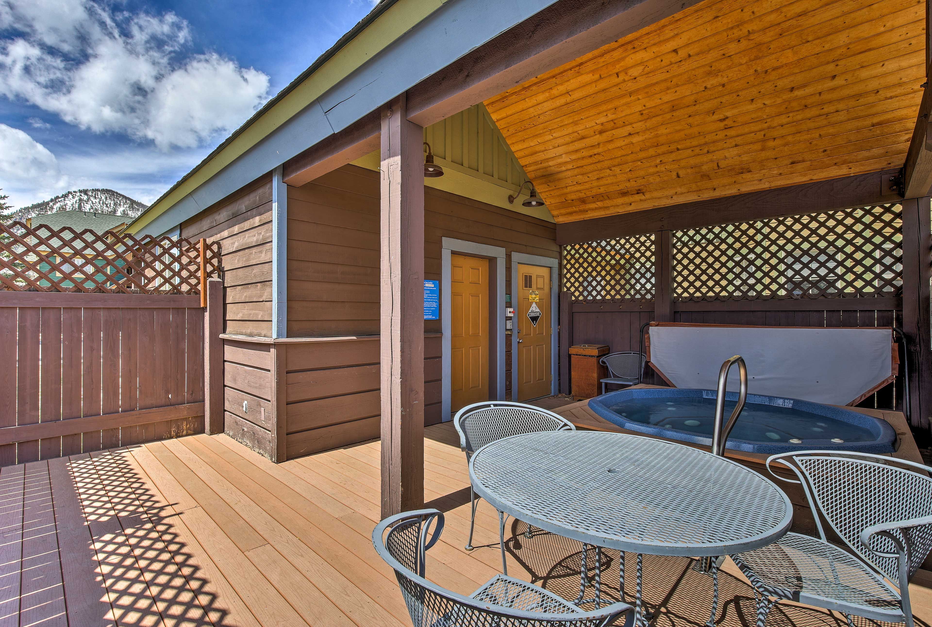 Dine al fresco around the community outdoor table, or just soak in the hot tub!