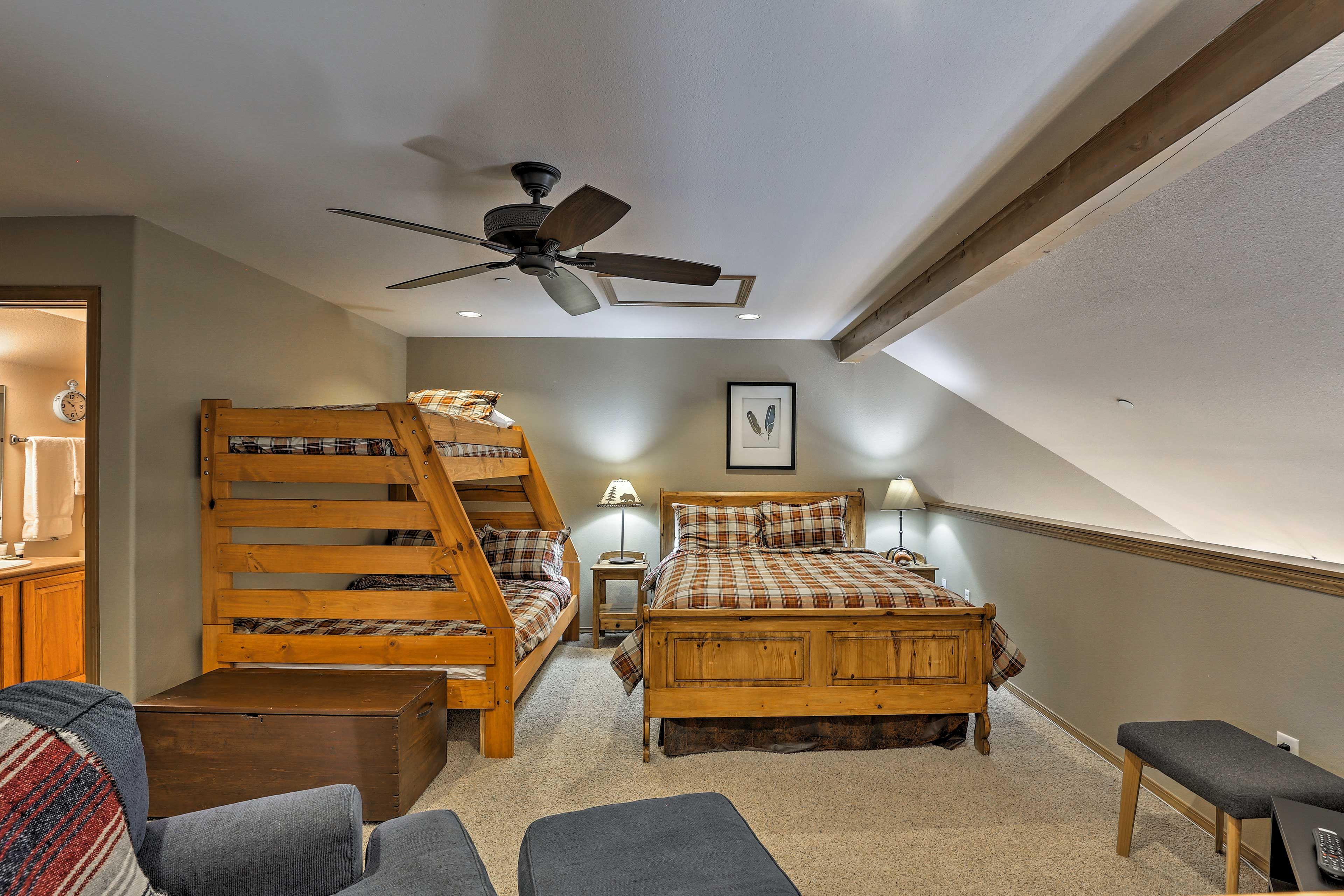 A queen bed & twin/full bunk bed provide 5 guests with sleeping space.