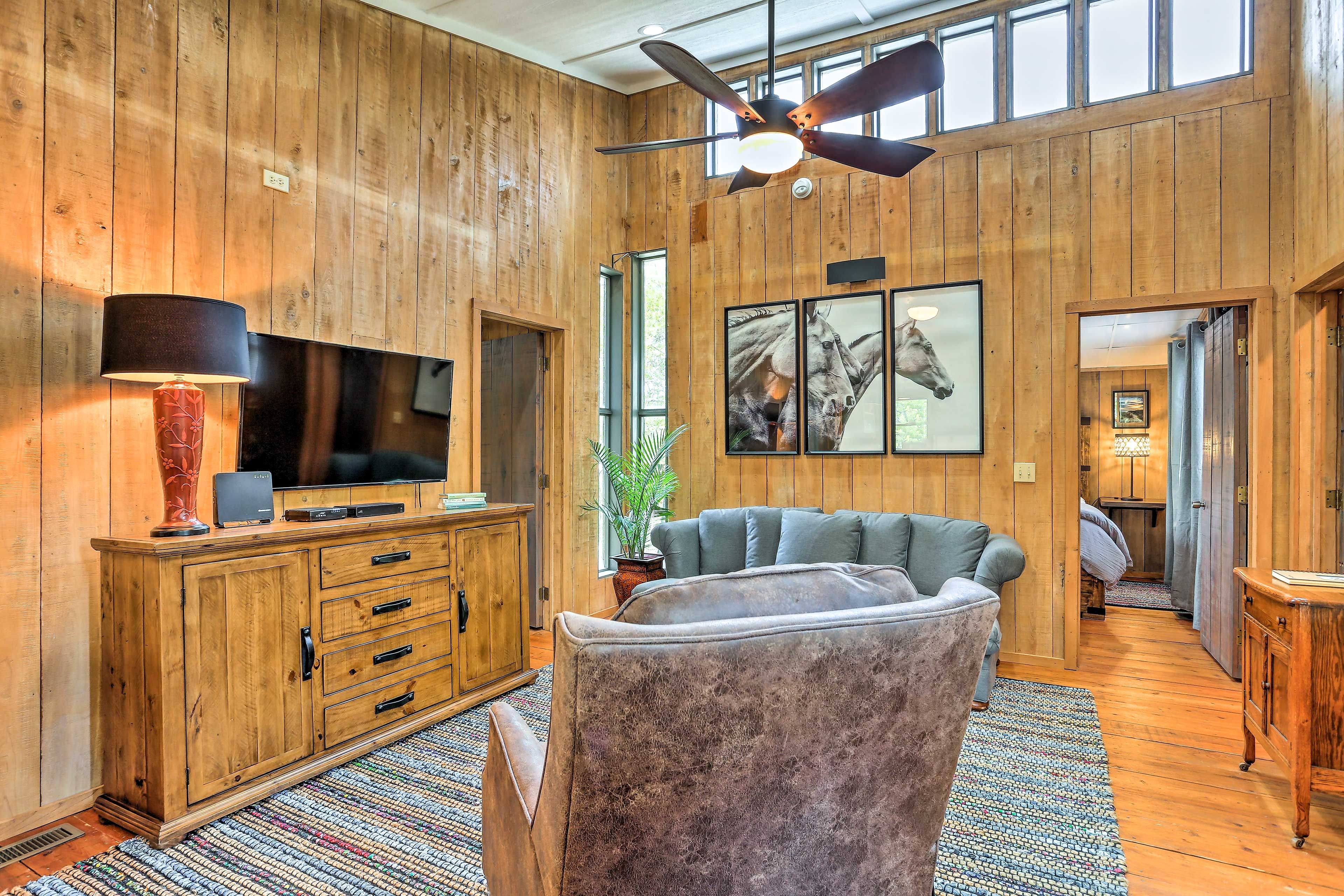 Living Room | Flat-Screen TV w/ Cable | Free WiFi