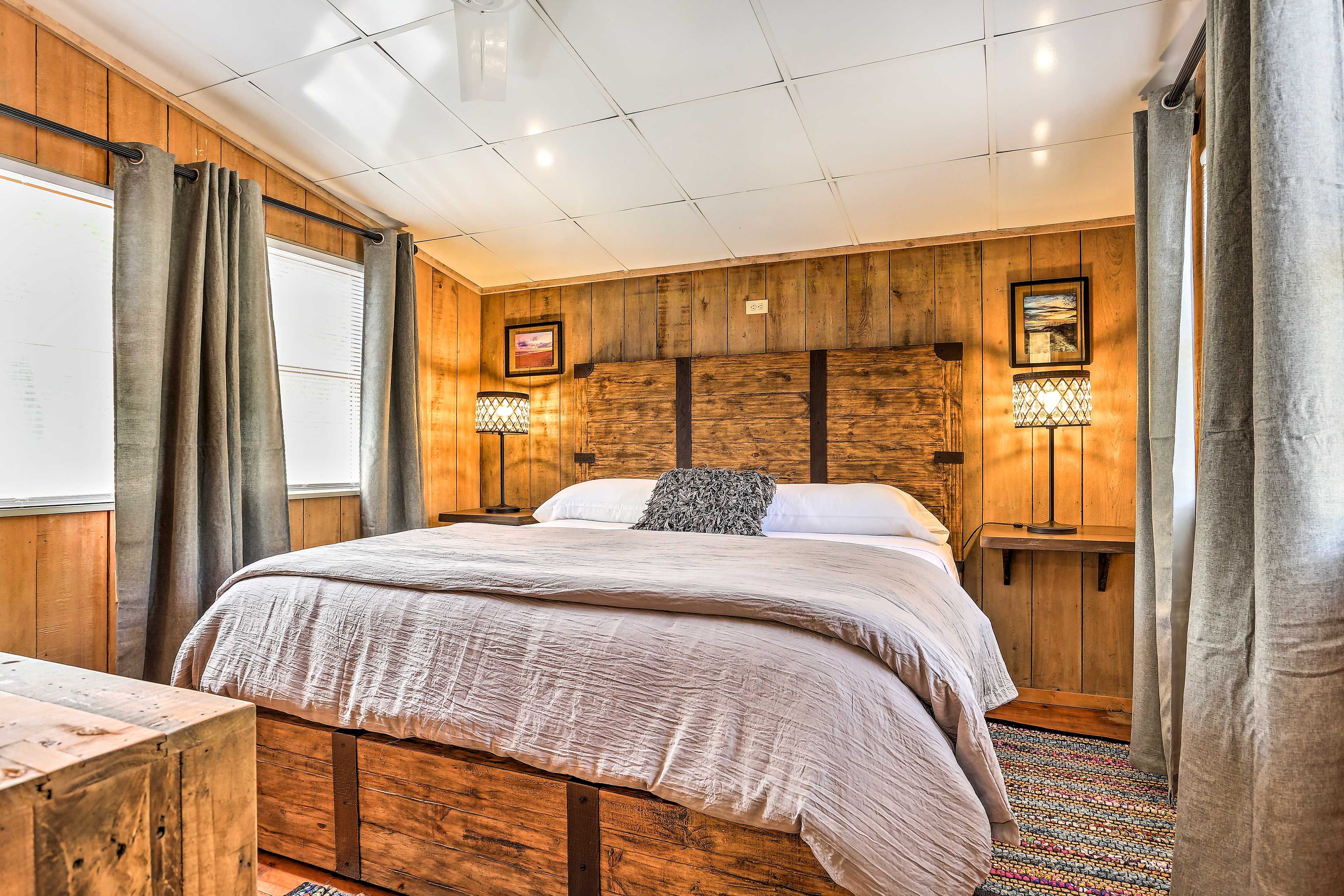 Bedroom 1 | King Bed | Linens & Towels Provided