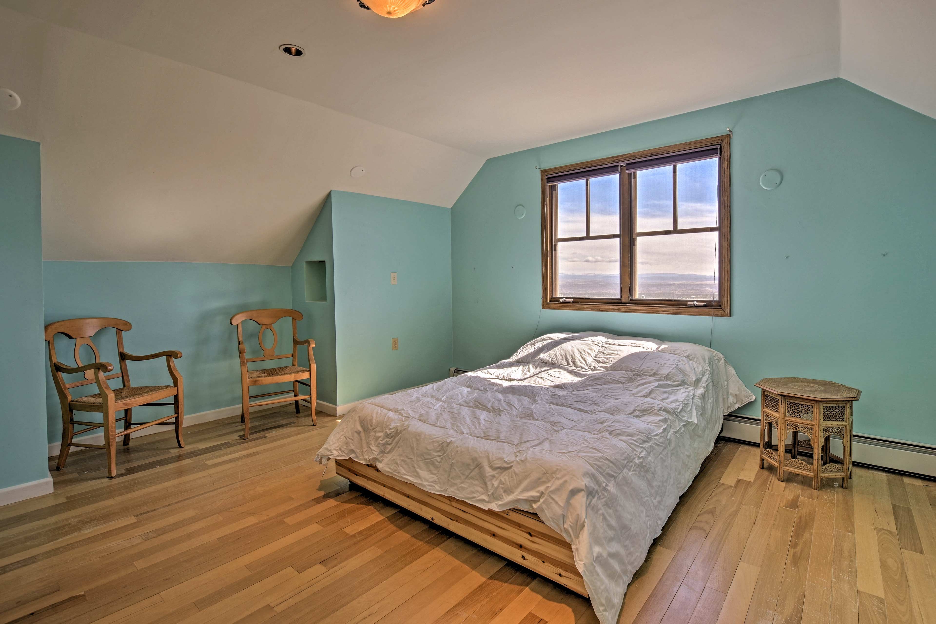 Bedroom 3 | Queen Bed | Workout Equipment