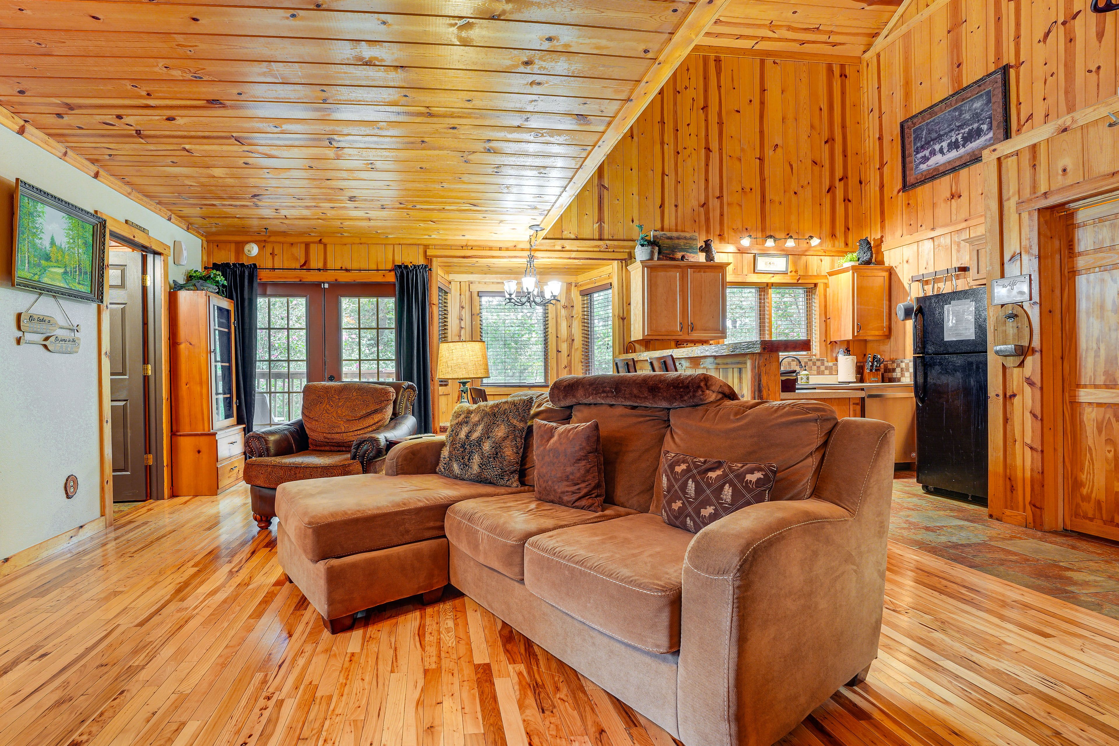 Blue Eye Vacation Rental | 1BR | 2BA | 900 Sq Ft | Stairs Required