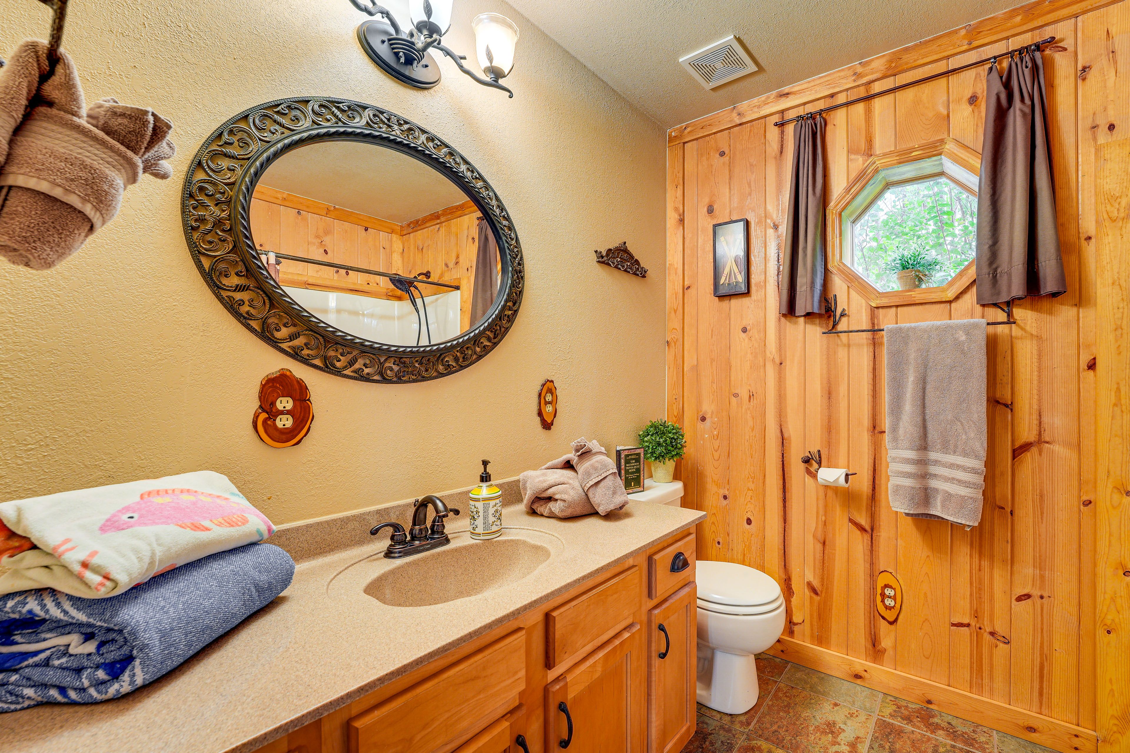 Full Bathroom | 1st Floor | Towels Provided