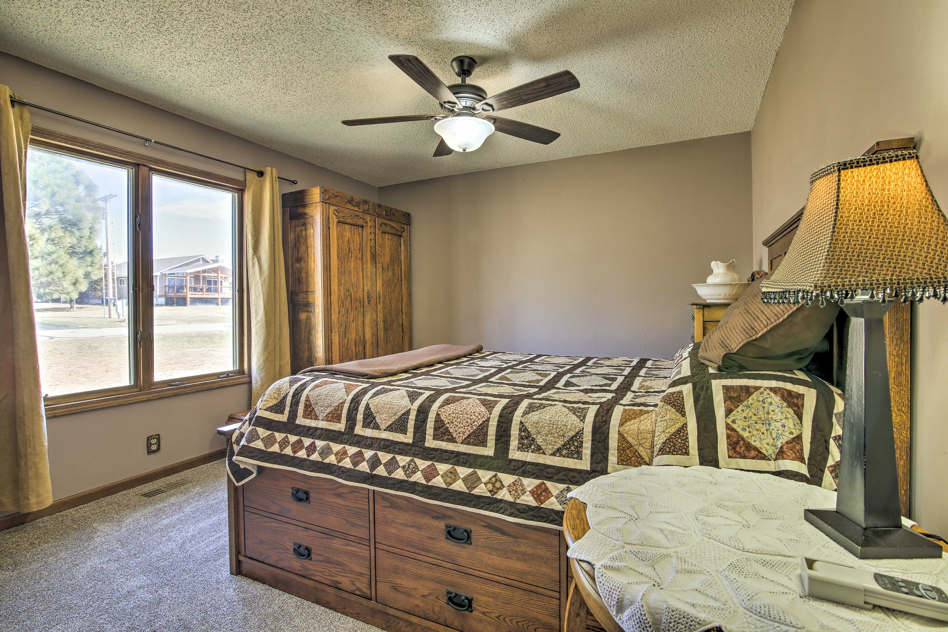 Bedroom 2 | Queen Bed