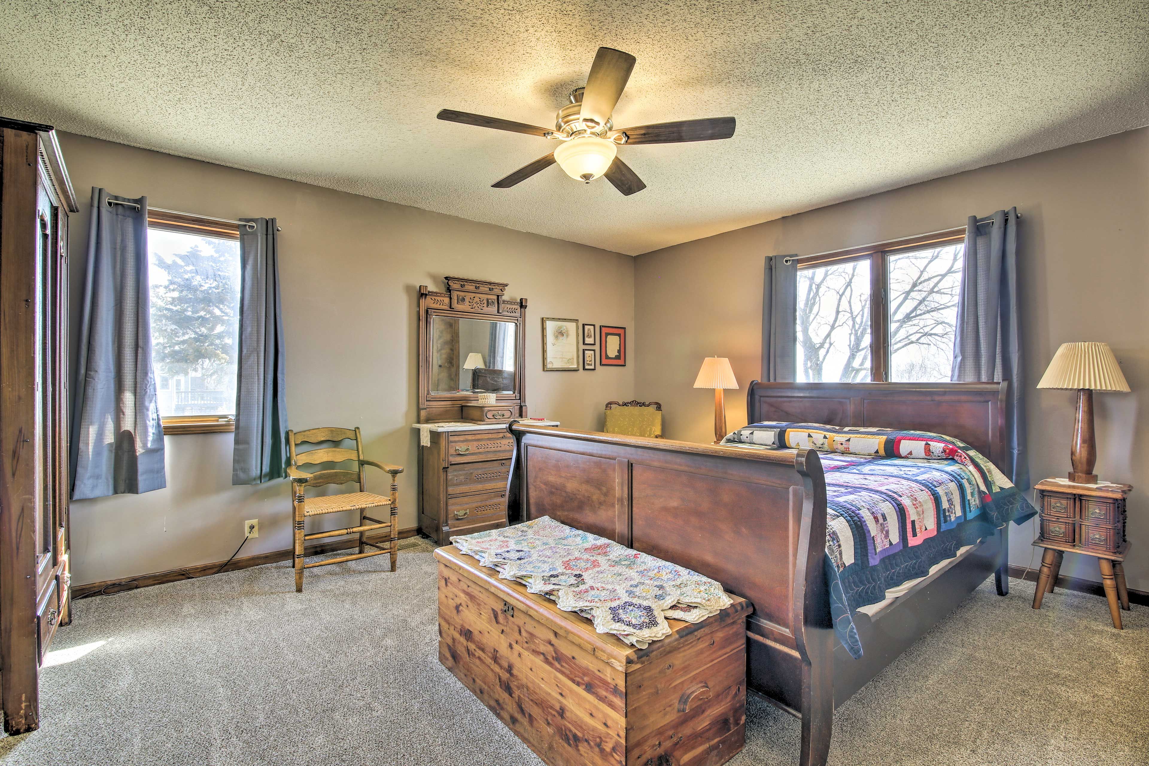 Bedroom 1 | Queen Bed