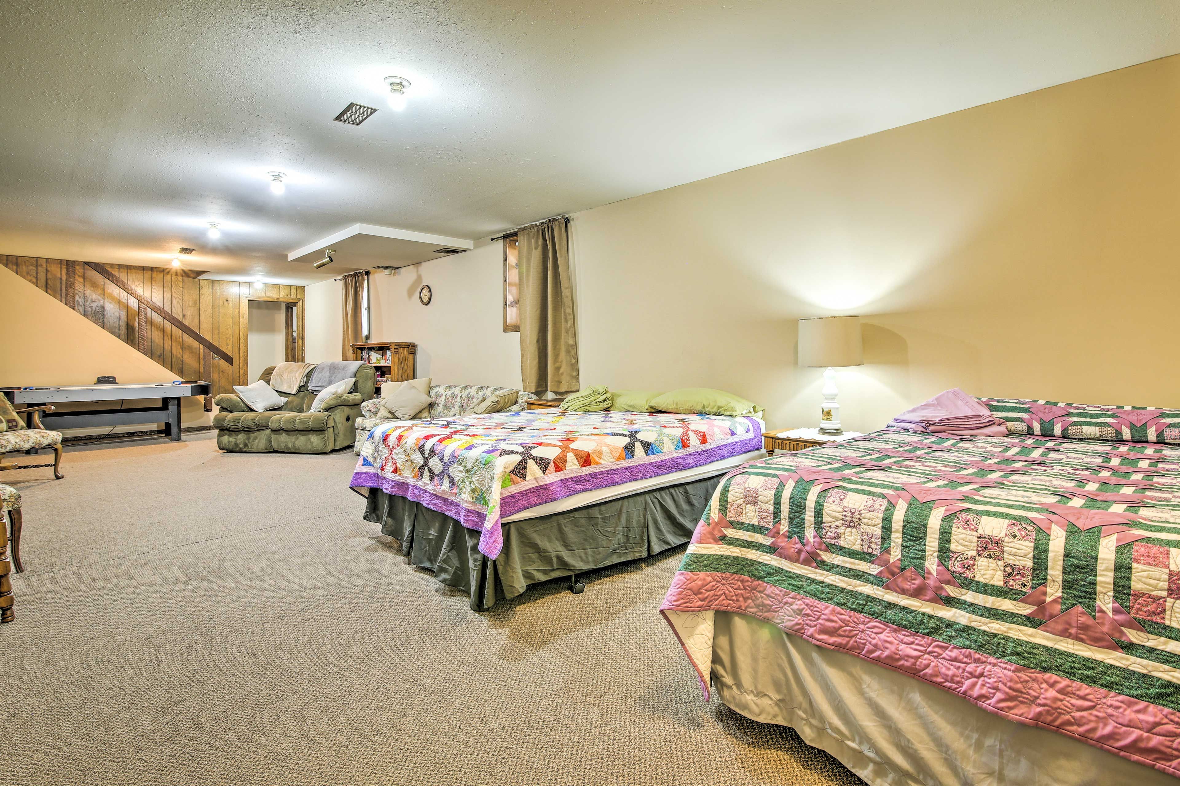 Family Room | Full Bed | Queen Bed
