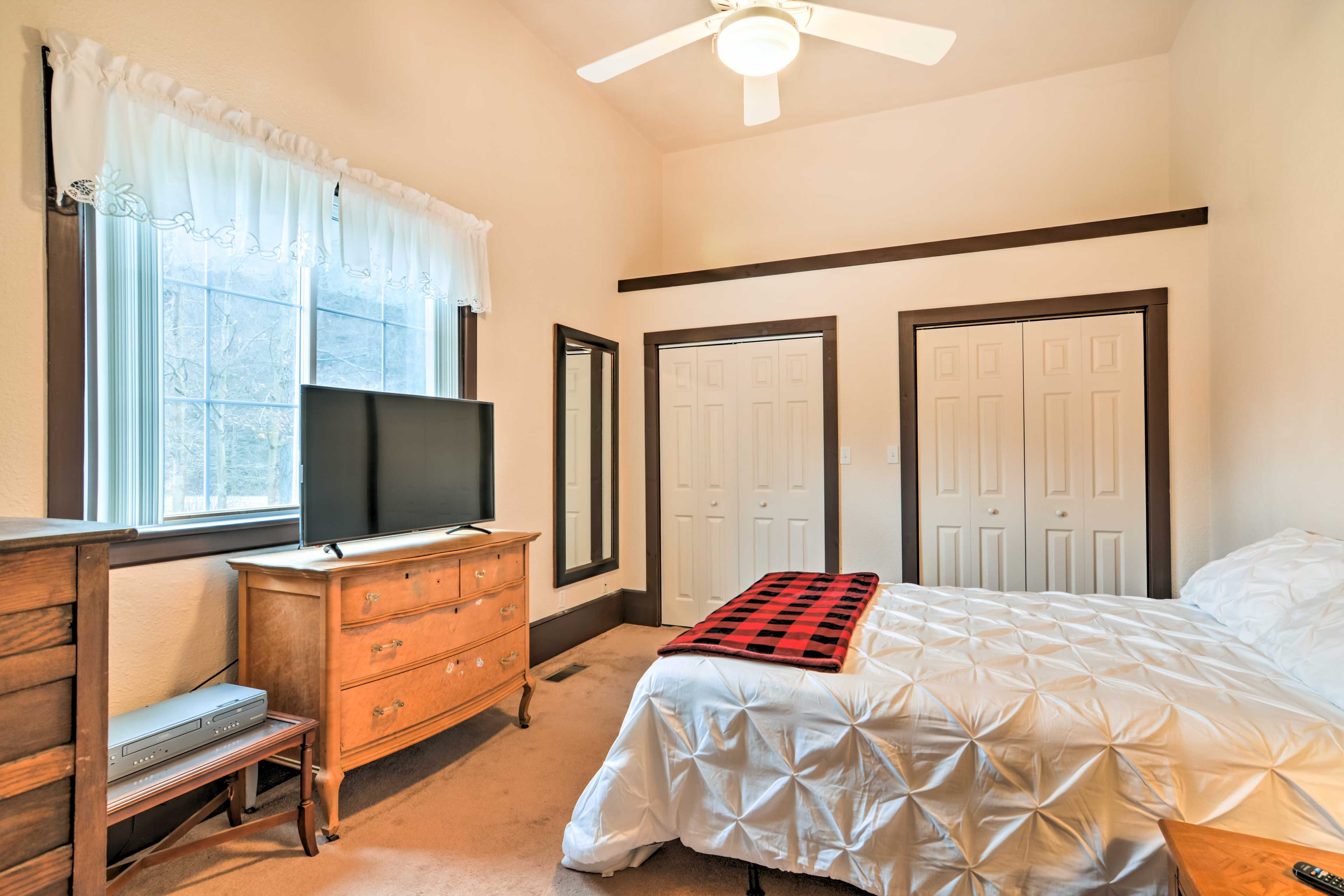 Bedroom 1 | Queen Bed | Smart TV | 1st Floor