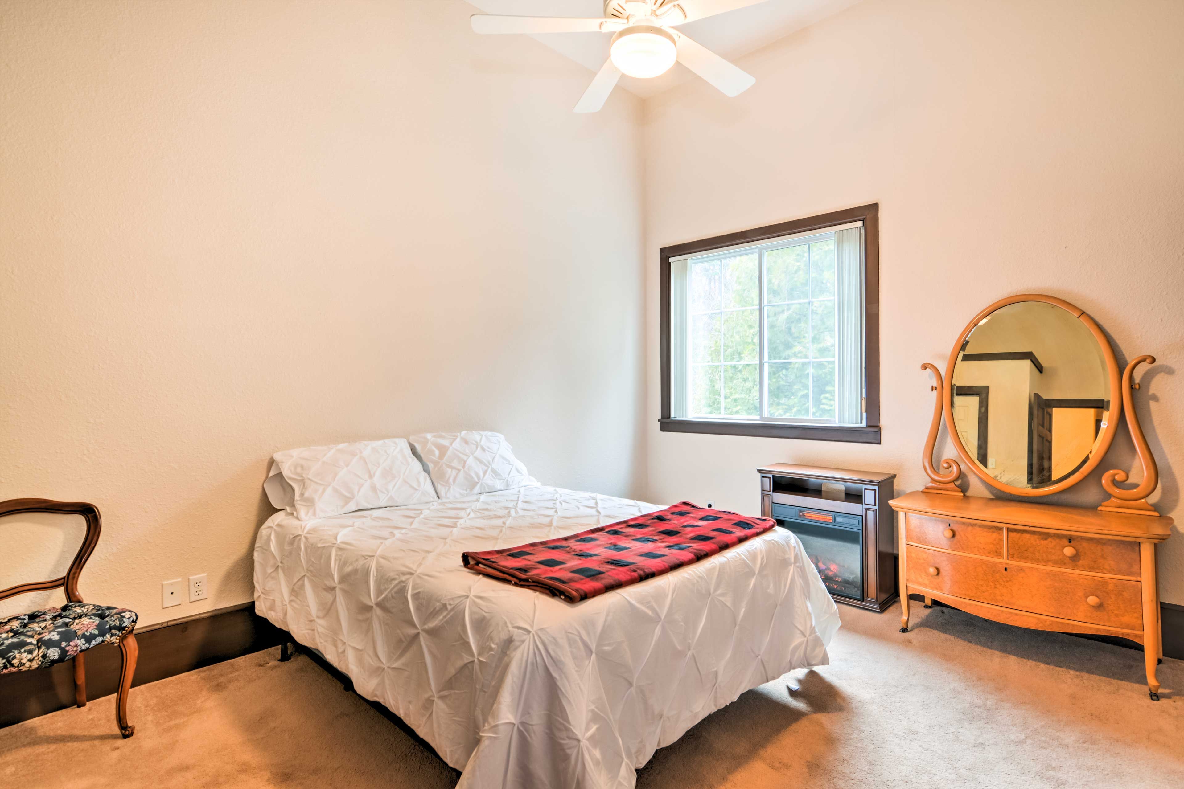 Bedroom 2 | Queen Bed | 1st Floor