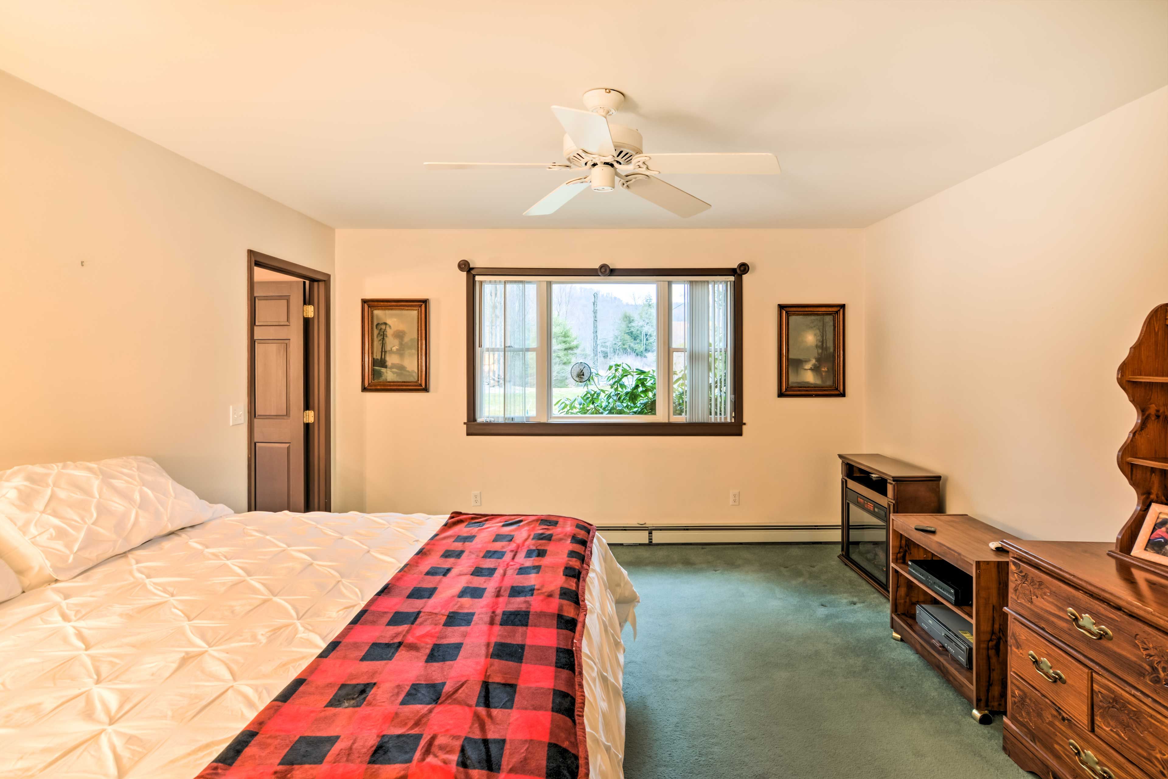 Bedroom 3 | King Bed | 1st Floor
