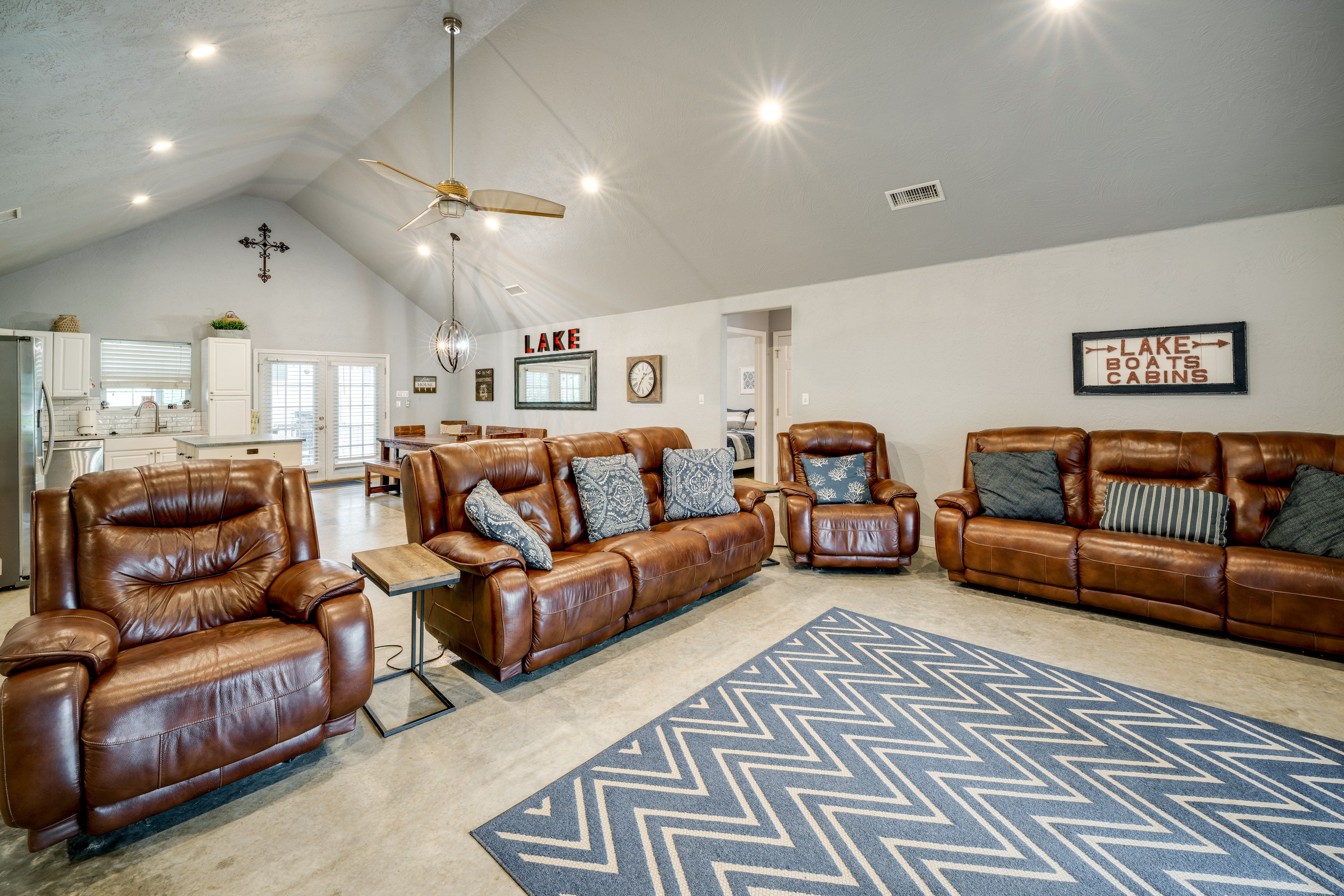 Living Room | Central A/C & Heating | Free WiFi