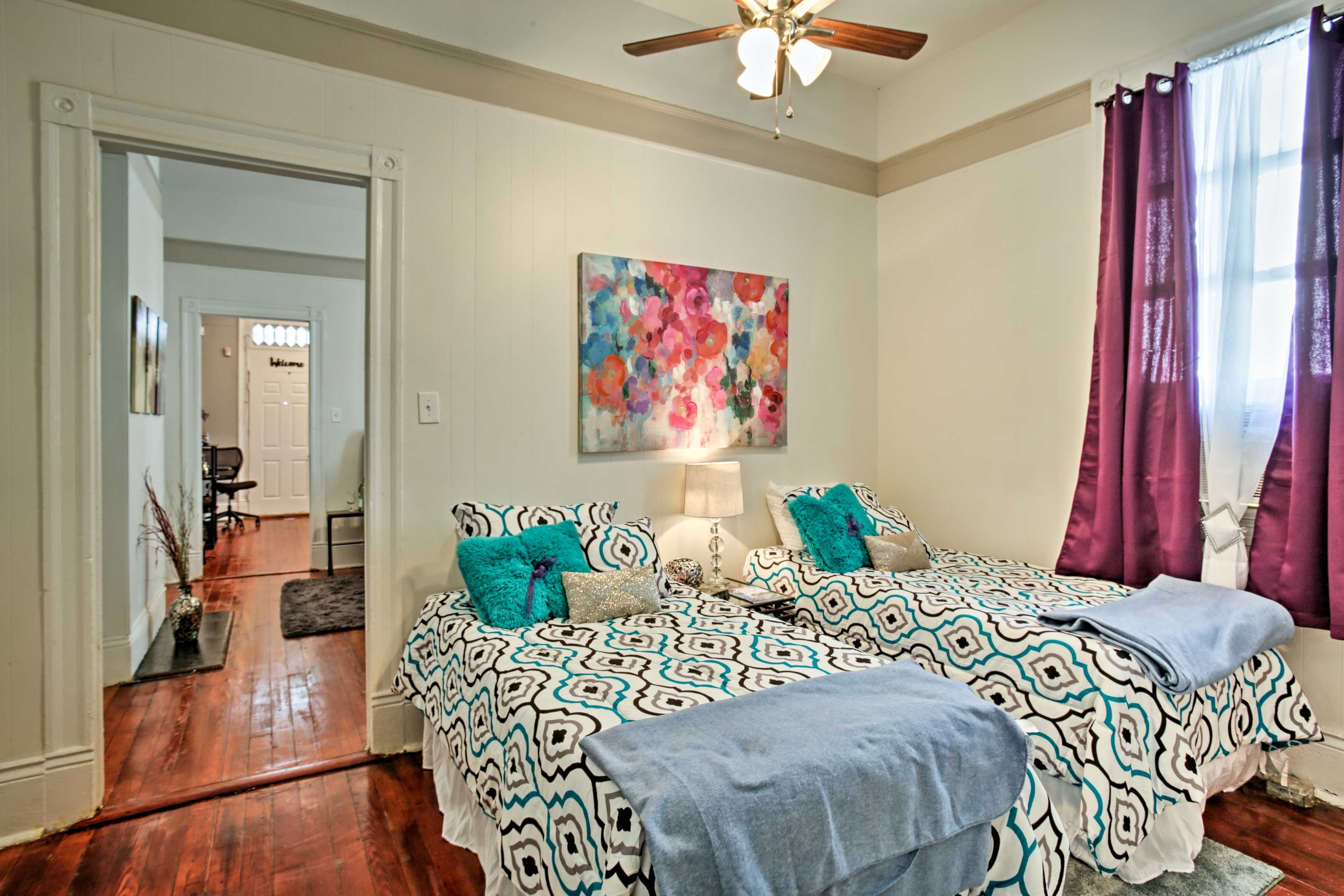 This room offers a set of twin beds.