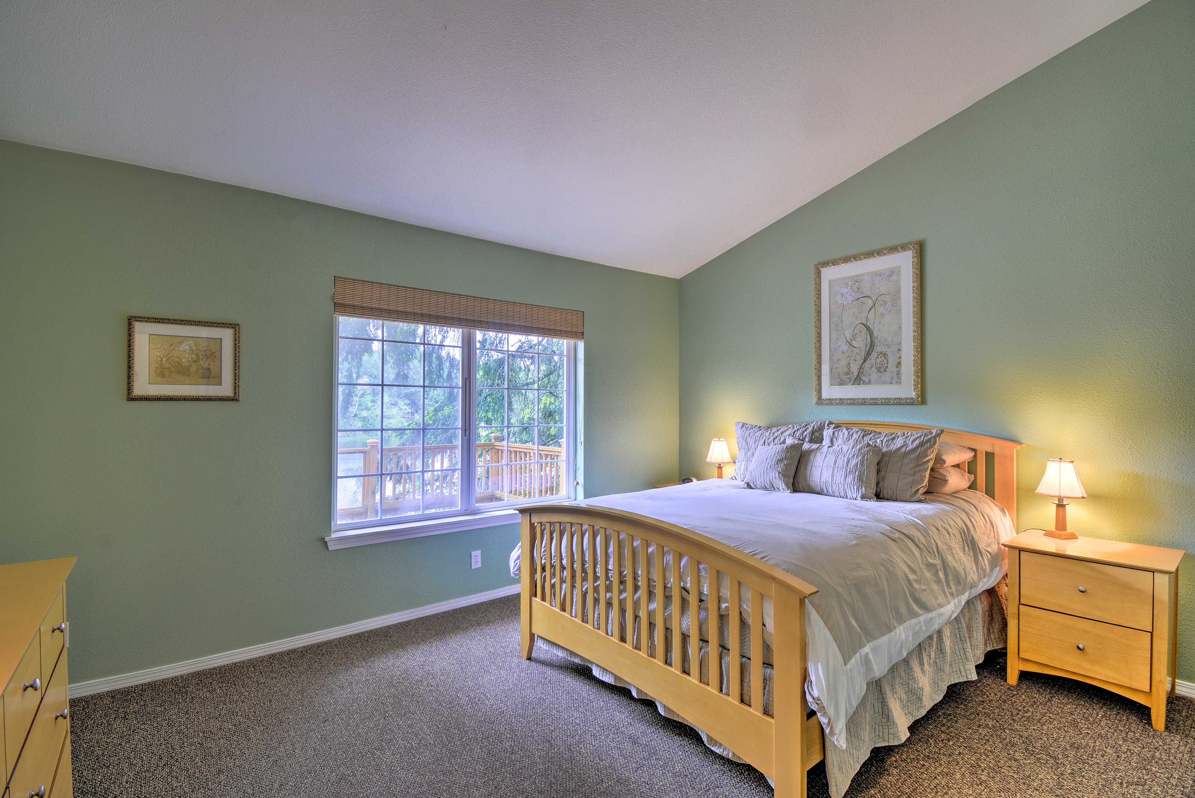 Bedroom 1 | Queen Bed