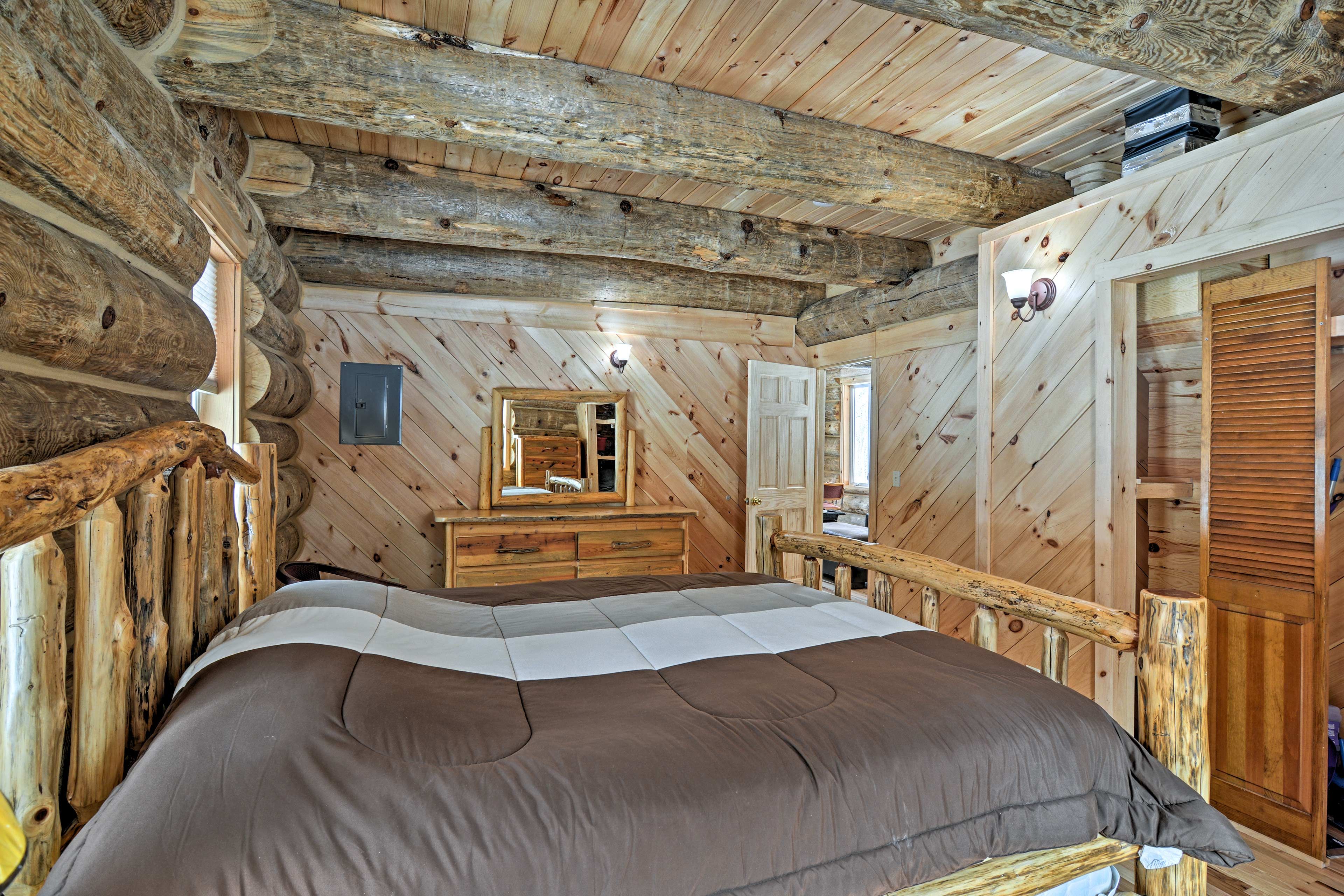 Inside the cabin, you’ll find 2 bedrooms, a loft, and 1 full bathroom.