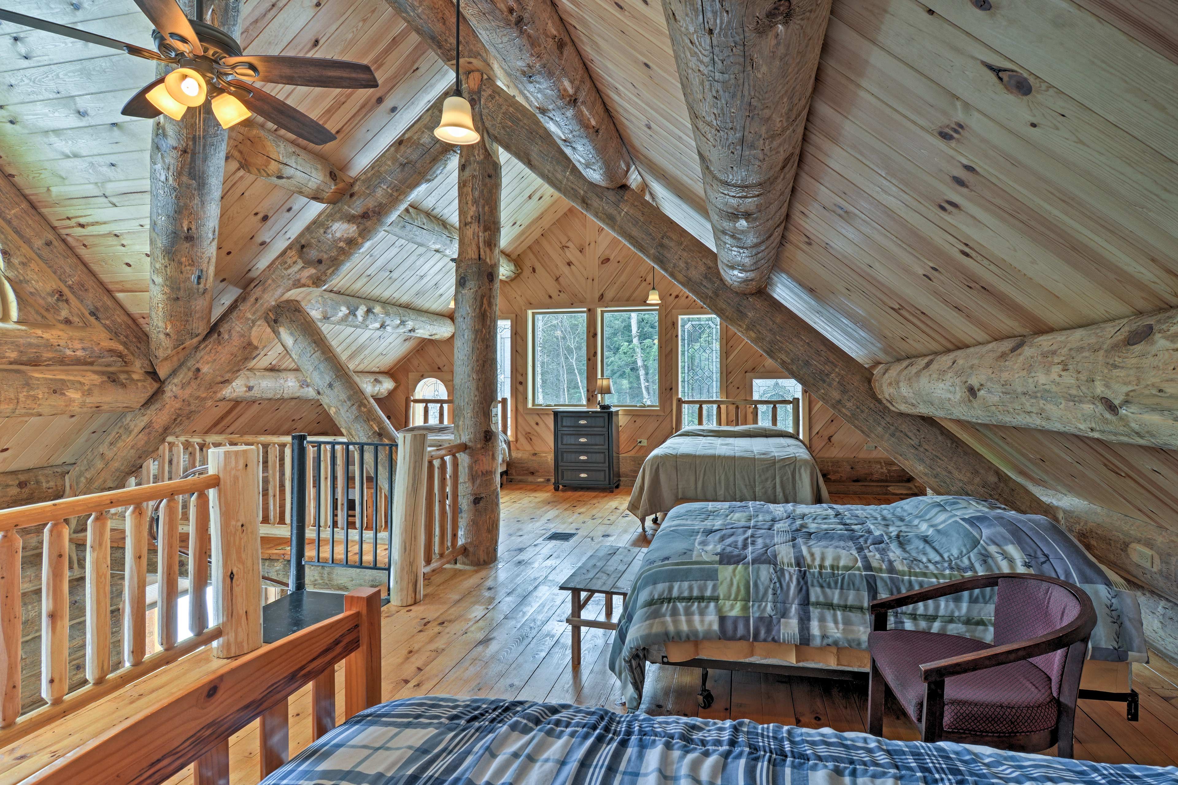 With a full bed, twin bed, and 2 queen beds, there’s room for everyone!