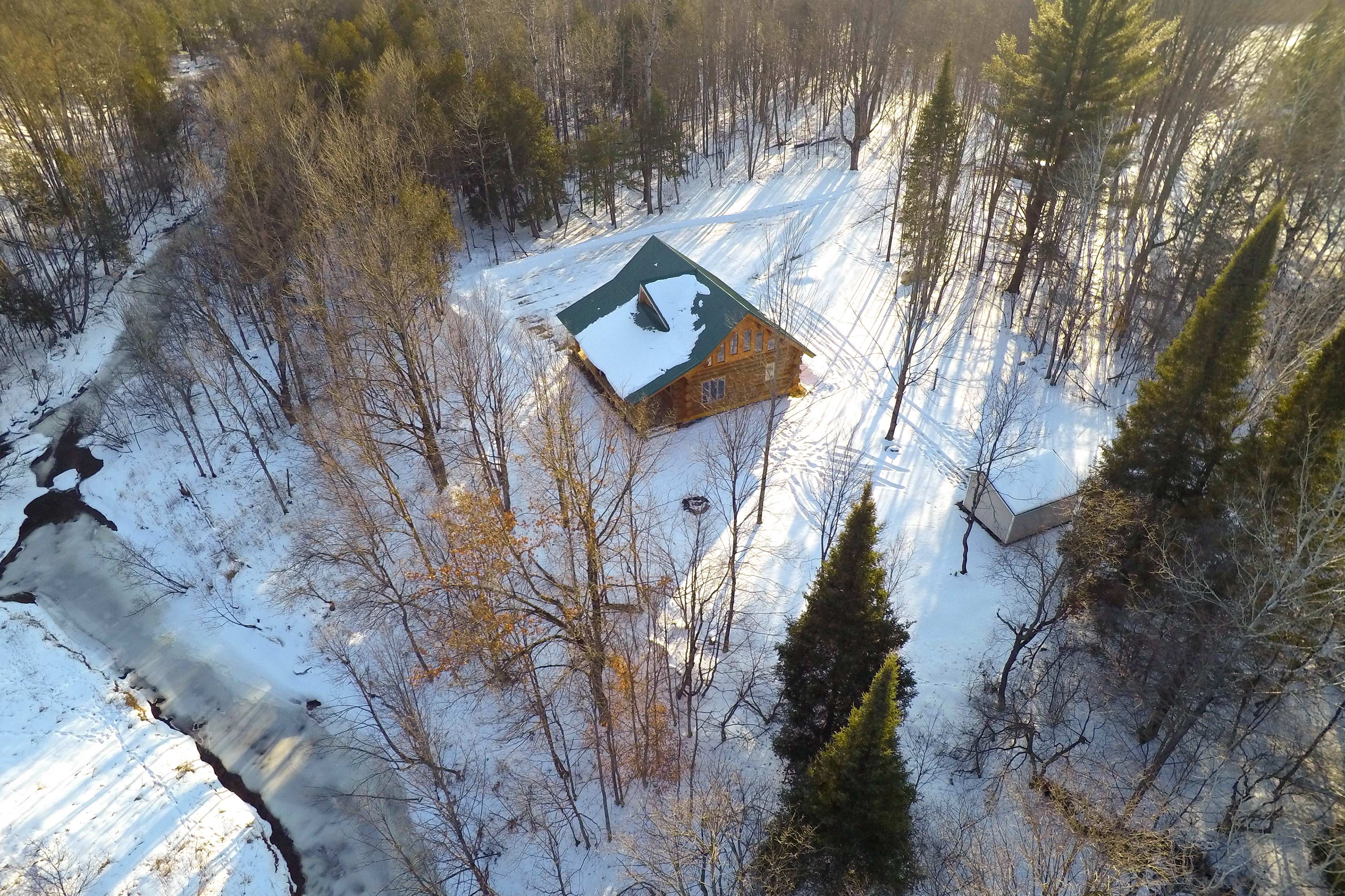 When the seasons change, this lake getaway turns into a winter wonderland.