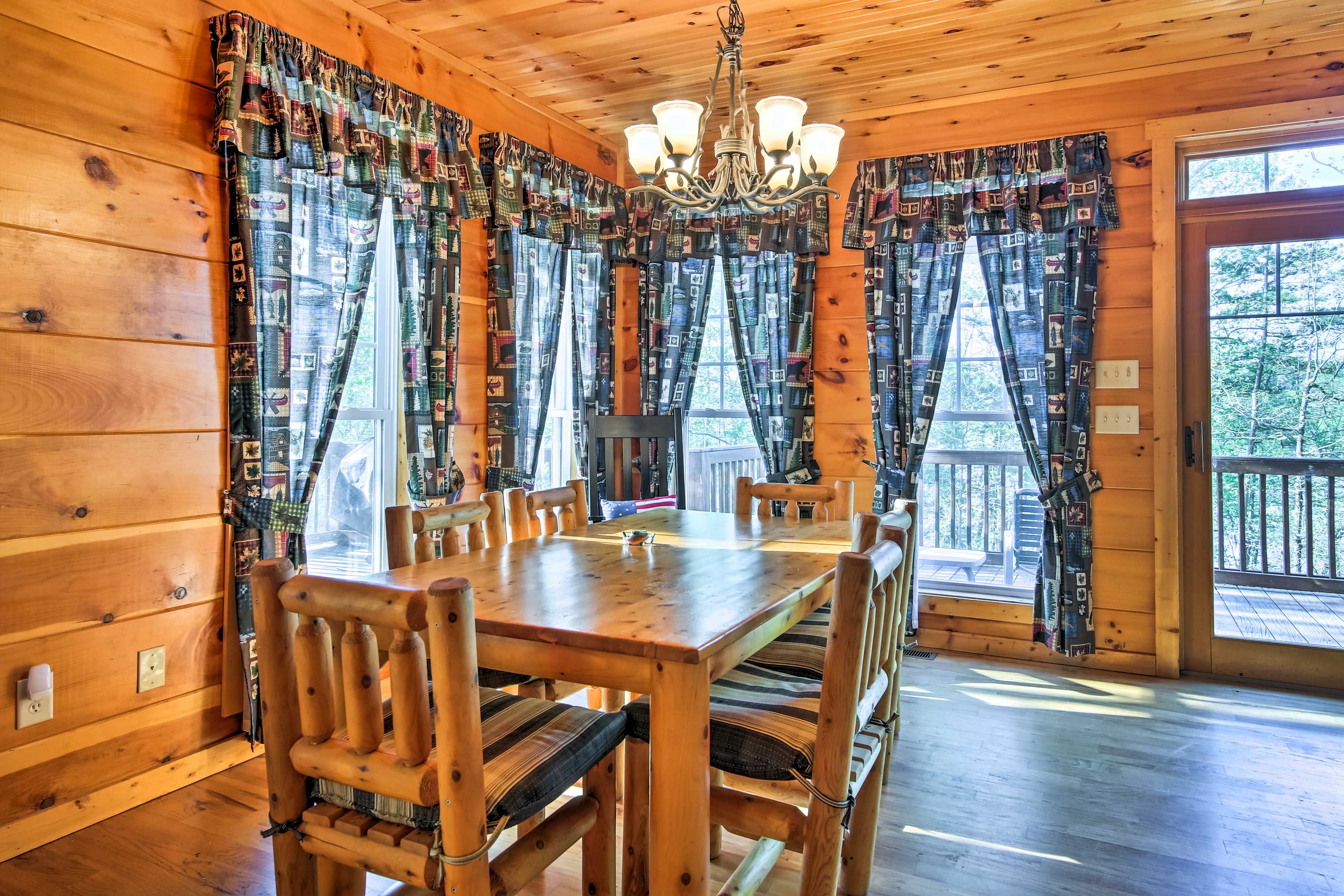 Dining Area | Dishes & Flatware Provided