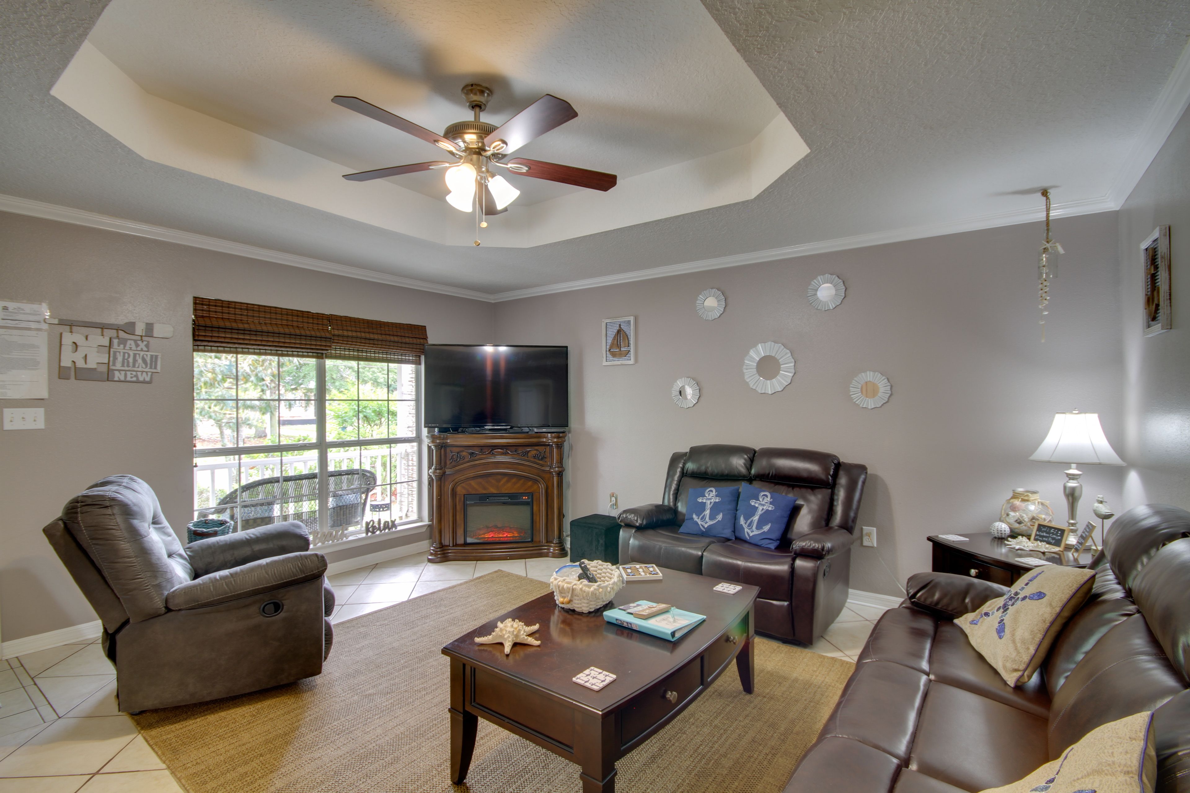 Living Room | Free WiFi | Smart TV | 1,250 Sq Ft