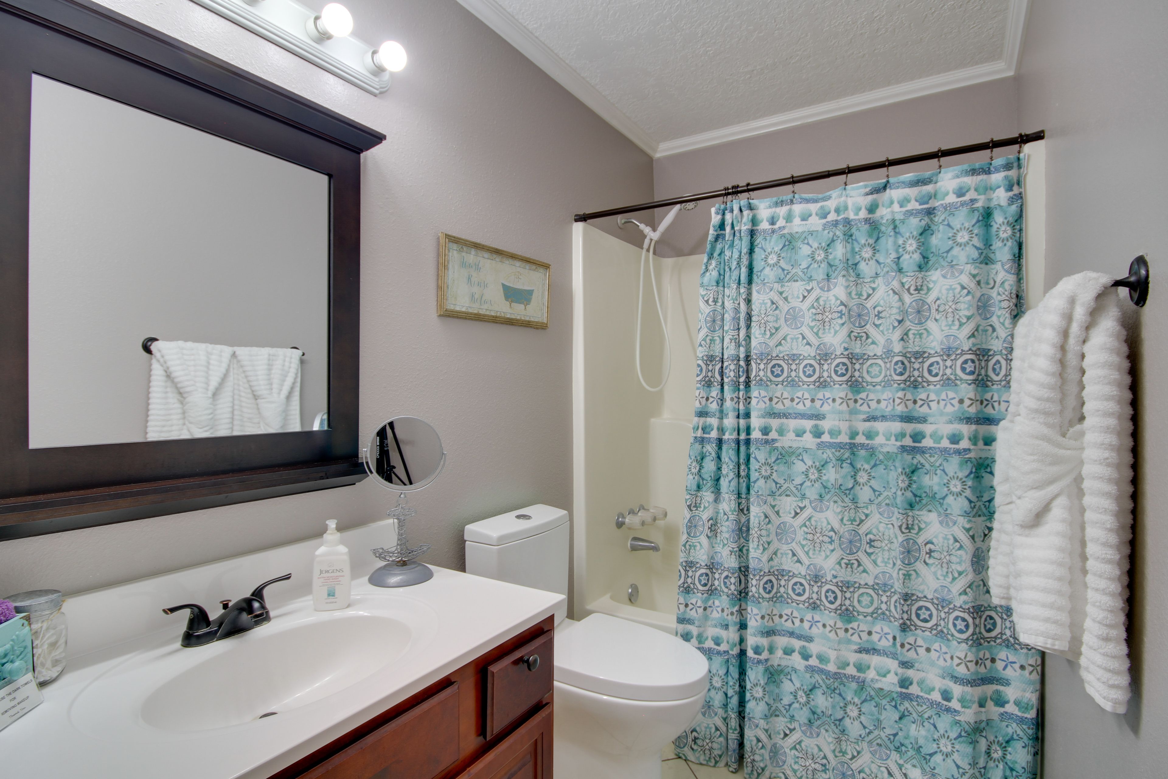 En-Suite Bathroom | Towels & Linens Provided