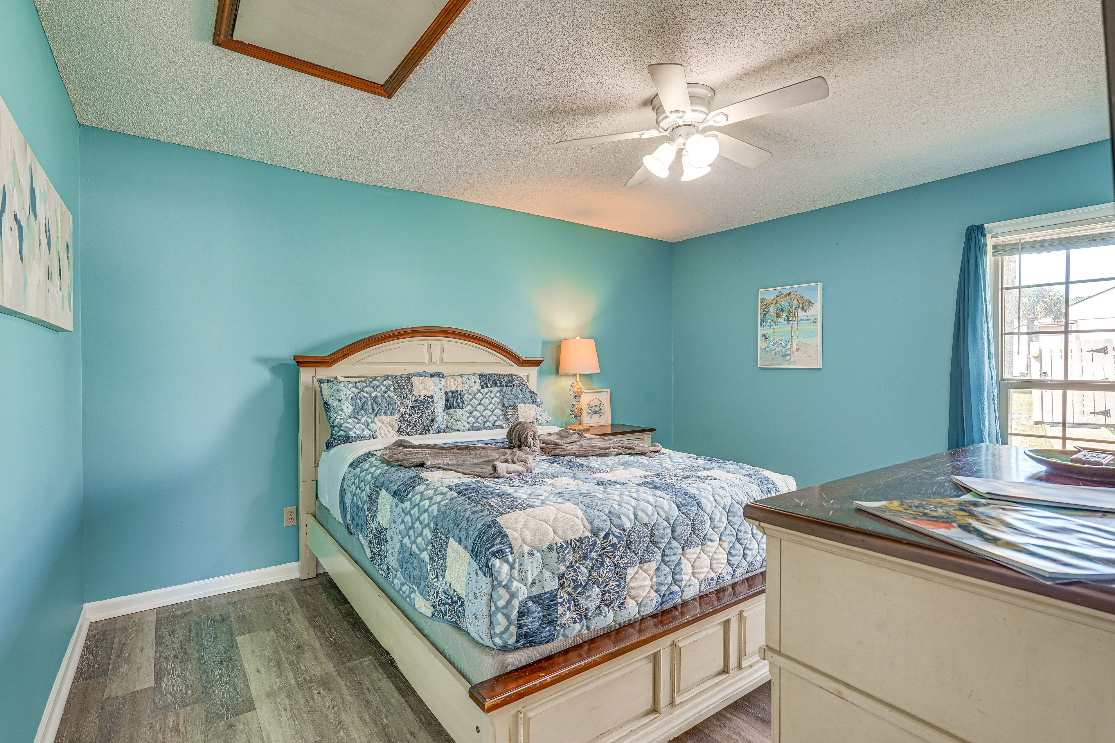 Bedroom | Queen Bed | Smart TV