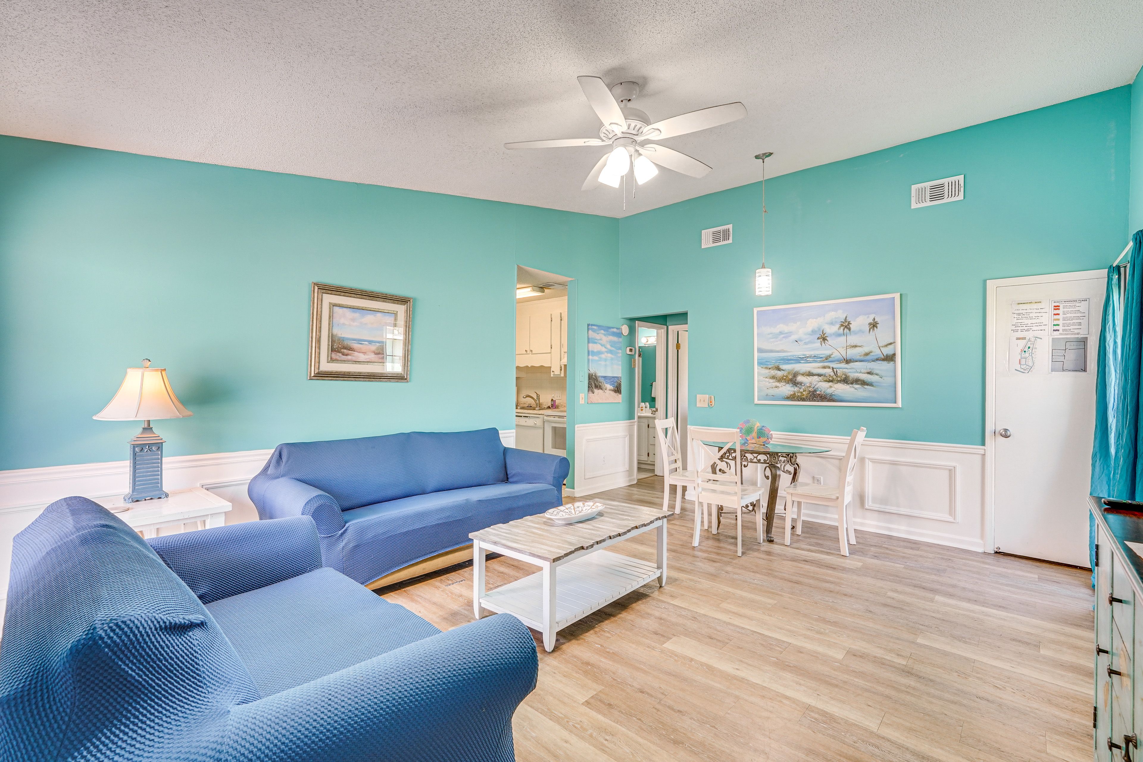 Living Room | Sleeper Sofa | Free WiFi | Coastal Décor