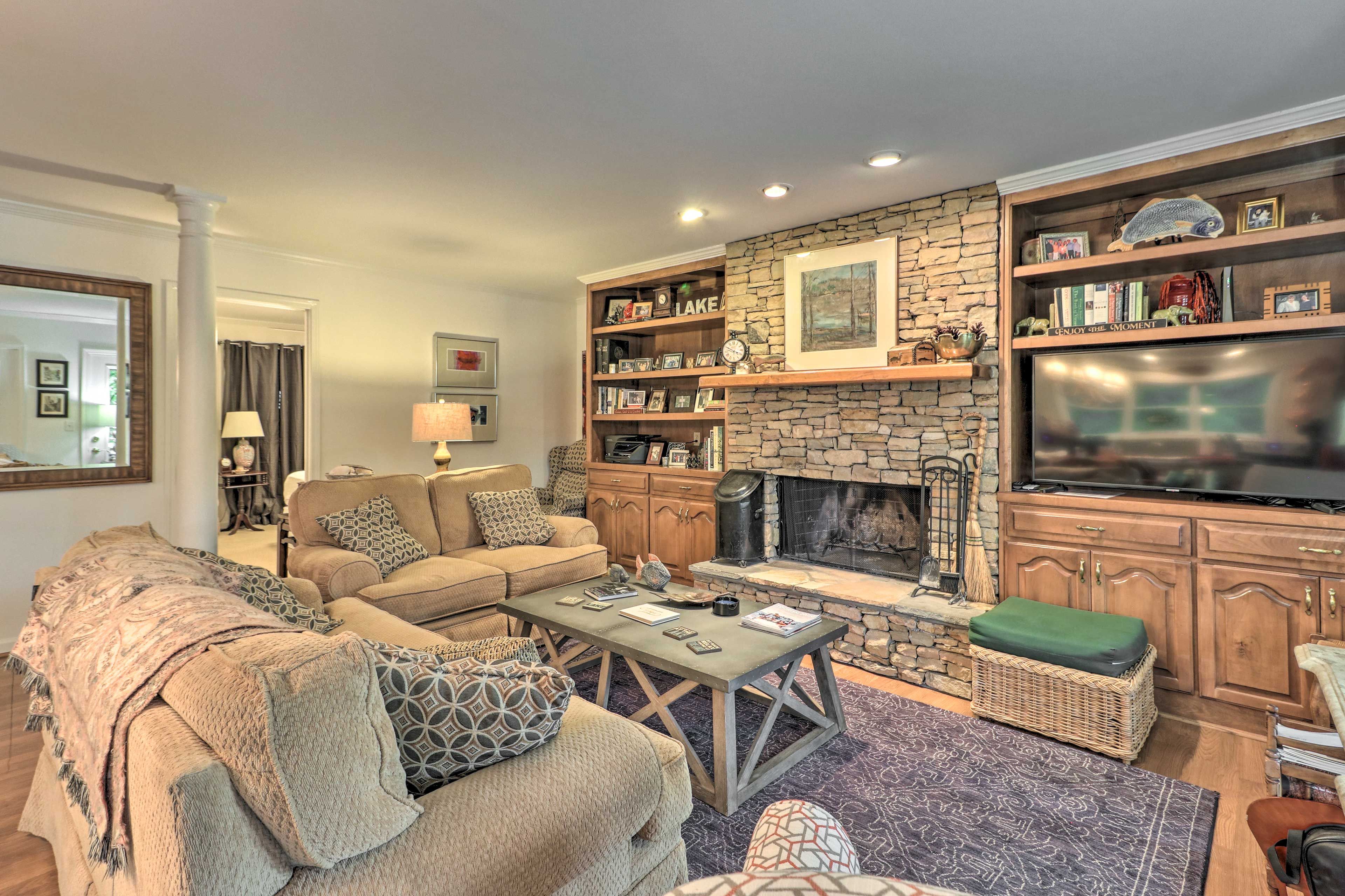 Living Room | Flat-Screen TV w/ Cable