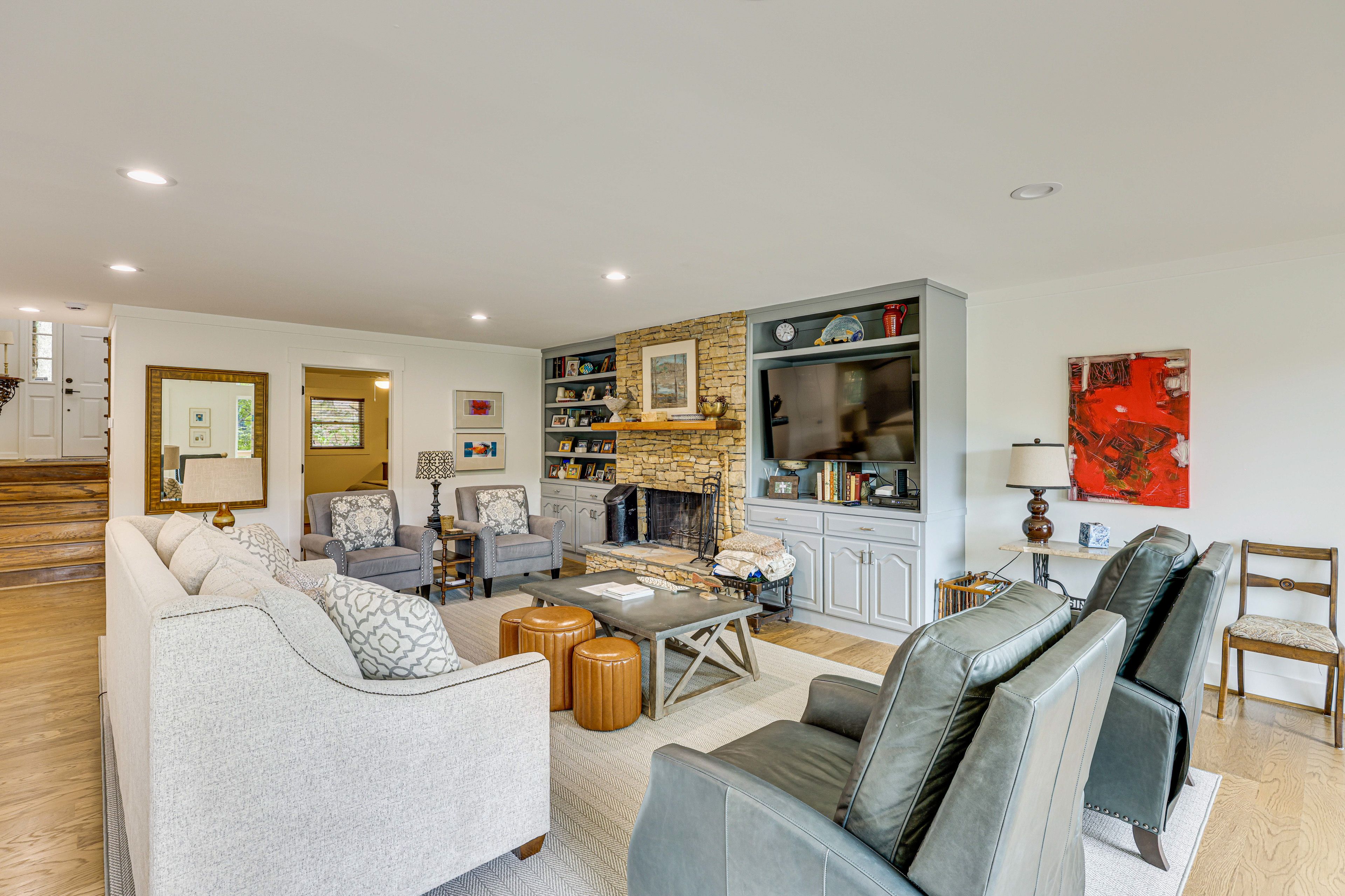 Living Room | Free WiFi | Flat-Screen TV | Cable