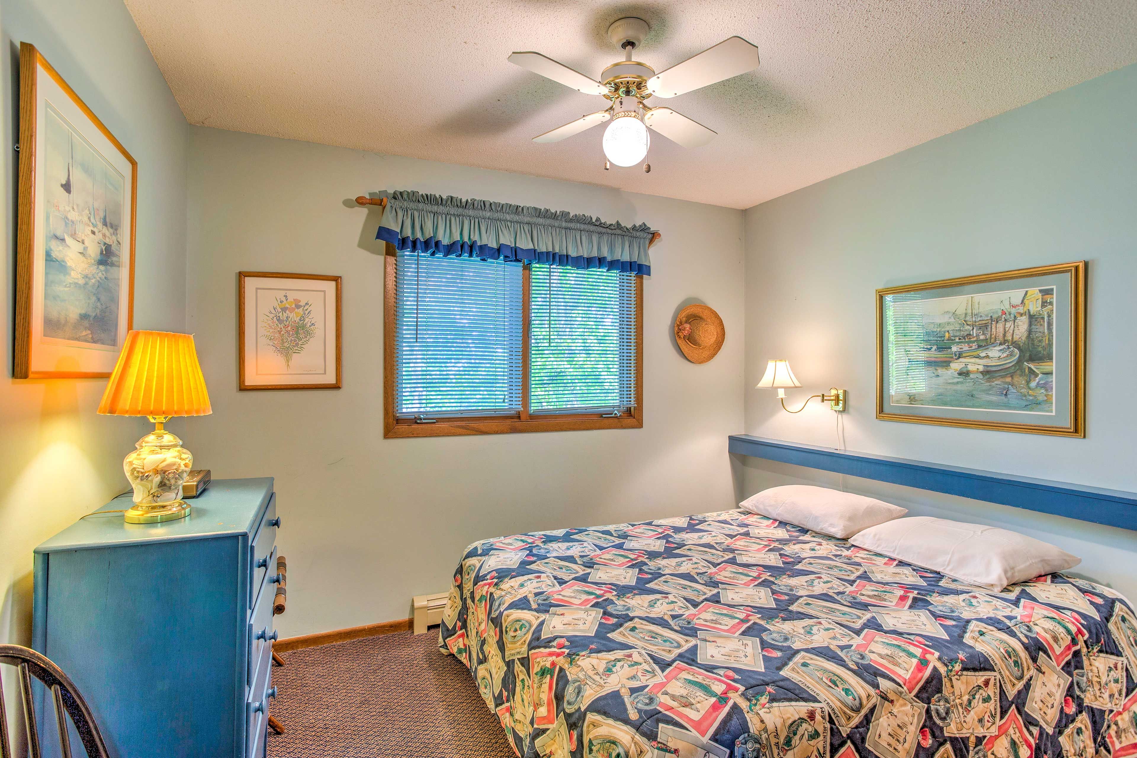 Bedroom 1 | Queen Bed
