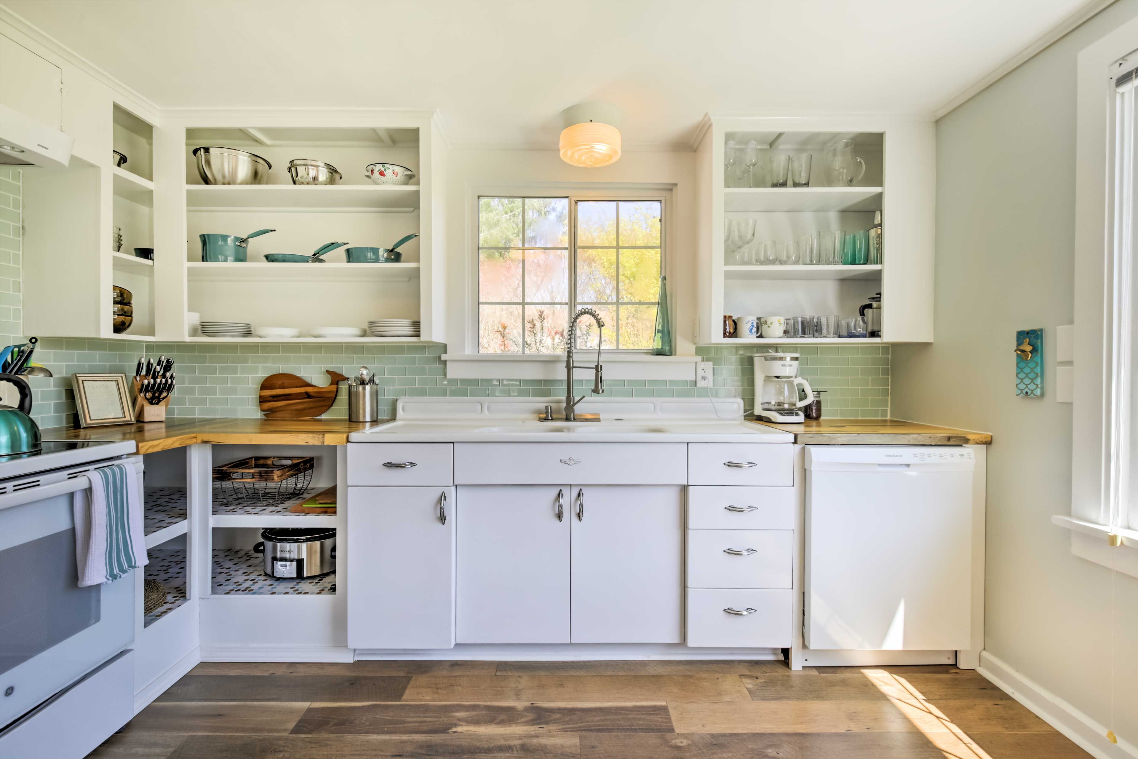 Kitchen | Cooking Basics | Coffee Maker | Paper Towels/Trash Bags Provided
