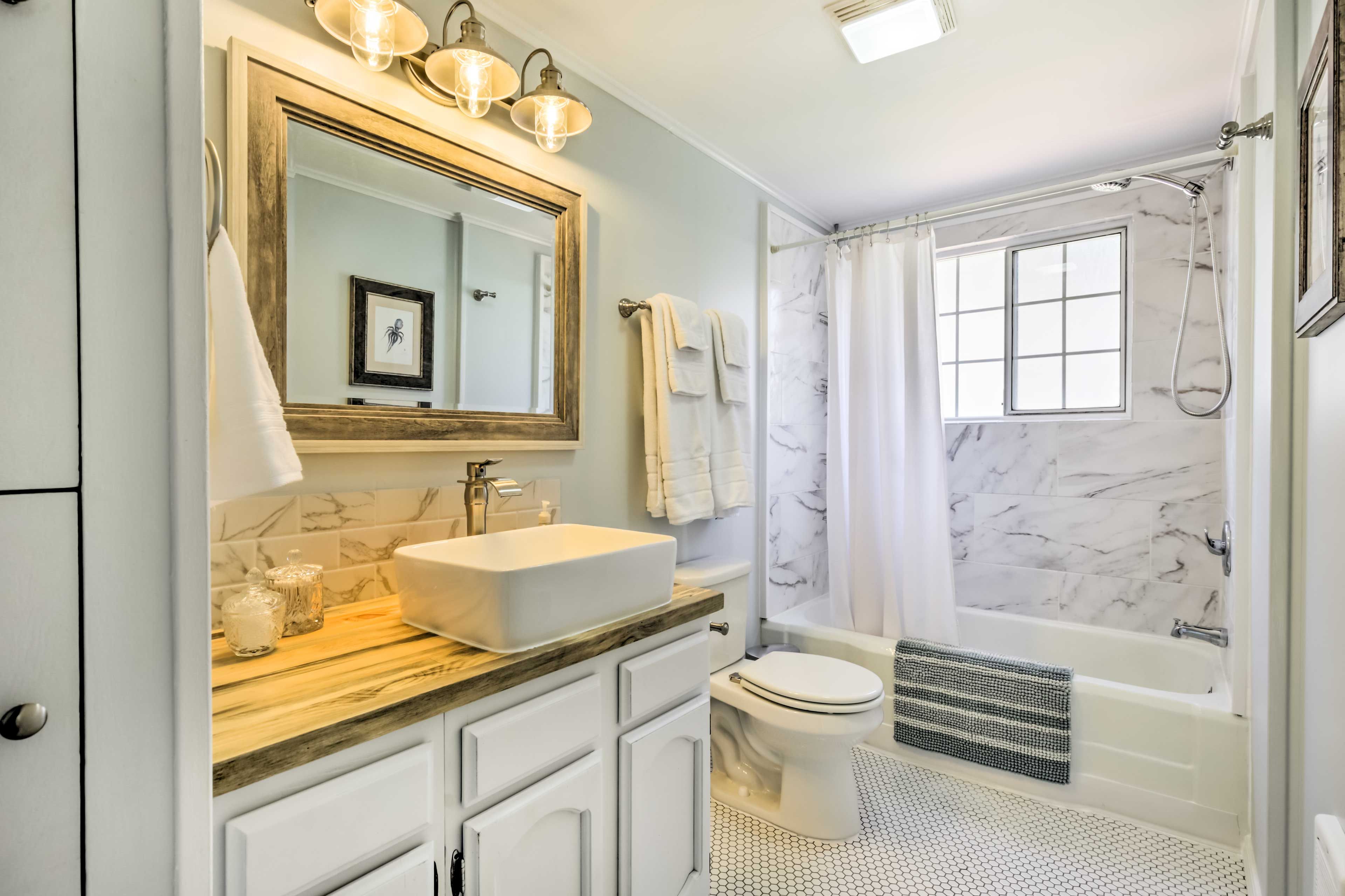 Full Bathroom | Toiletries Provided