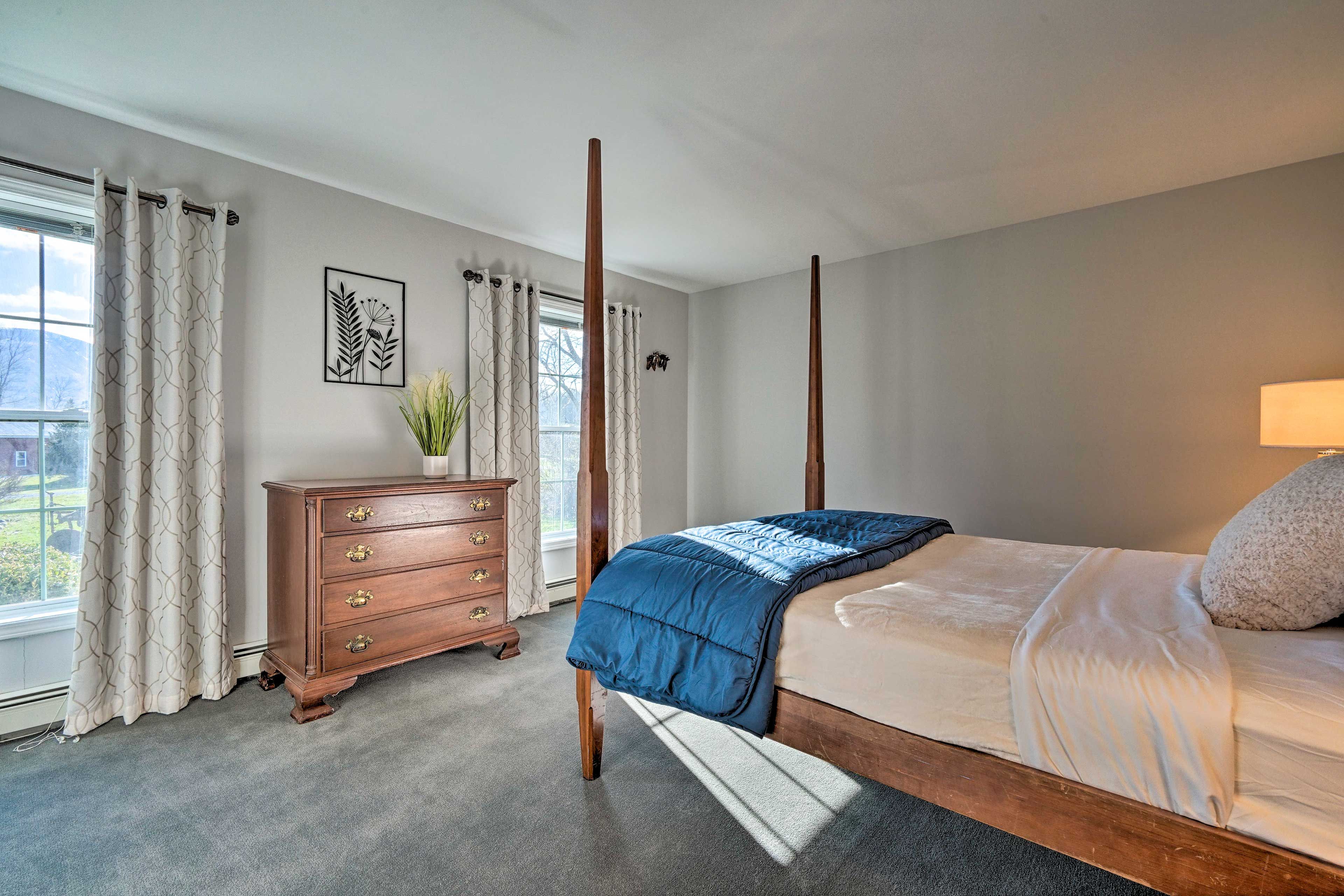 Bedroom 1 | Queen Bed