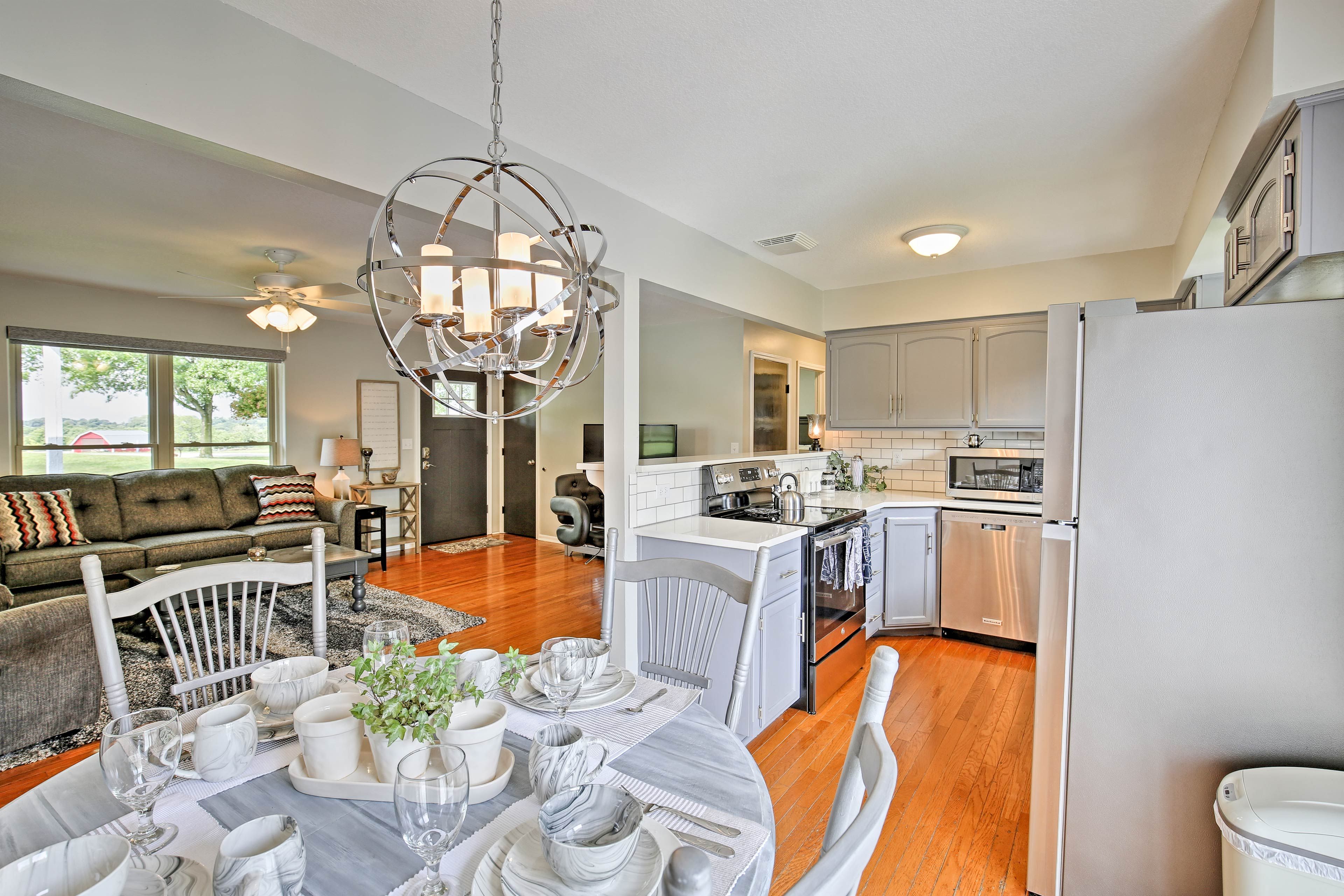 This beautifully decorated home accommodates 6, with 2 bedrooms and 1 bathroom.