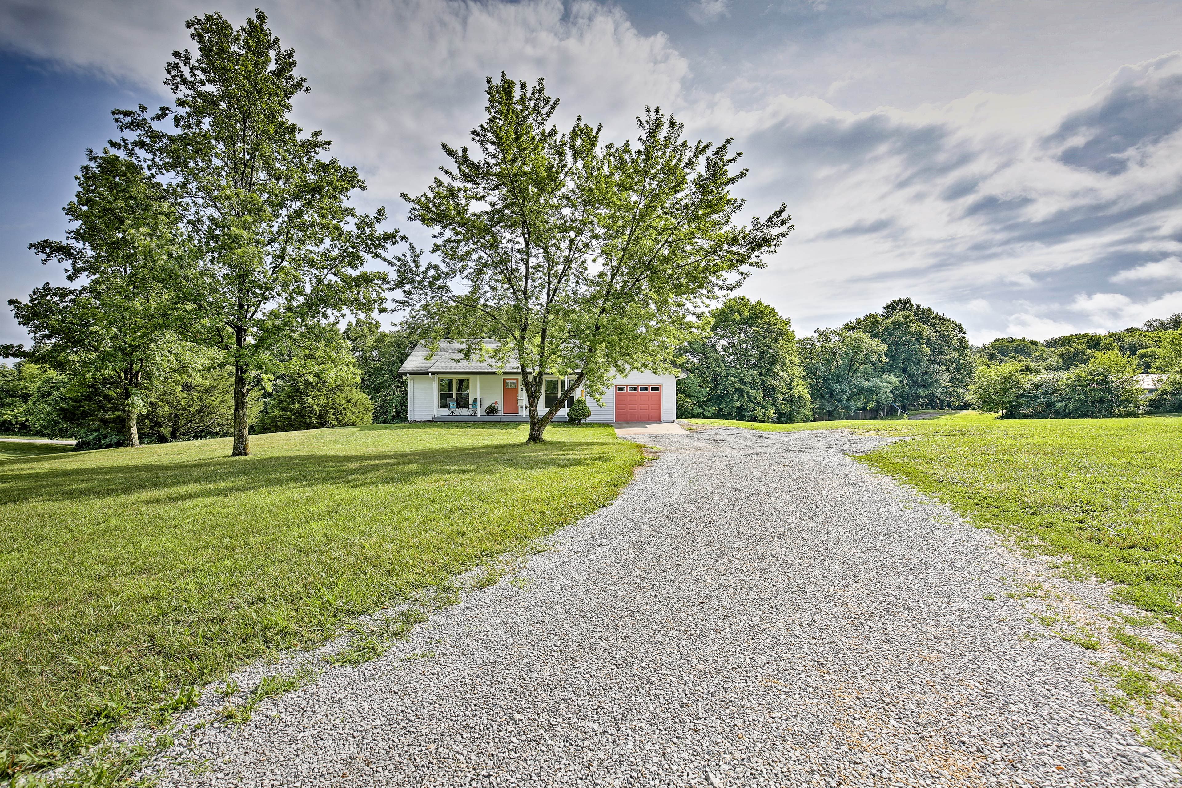 This idyllic Excelsior Springs vacation rental home has 3 acres of land.