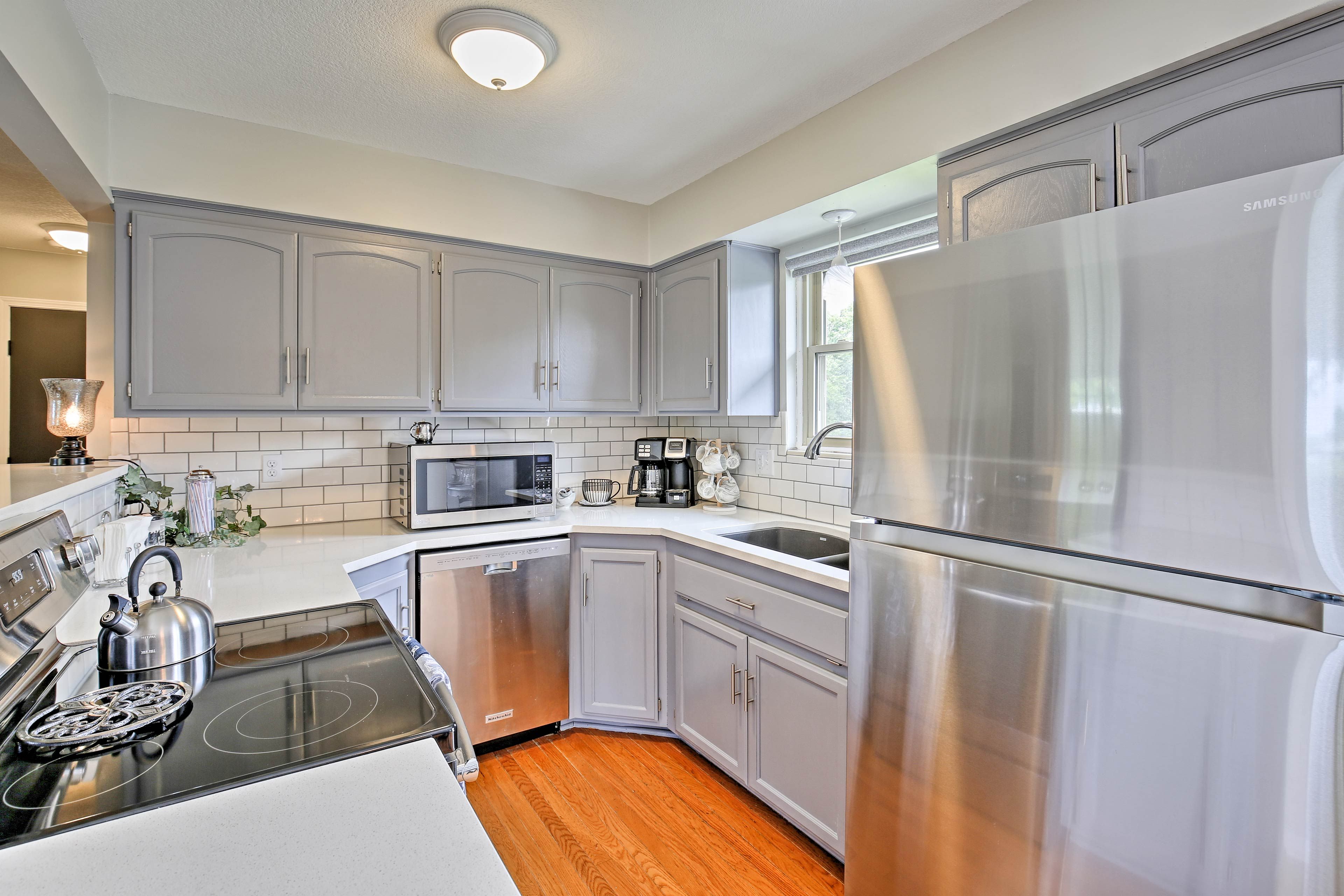 The fully equipped and updated kitchen is a cook's dream.