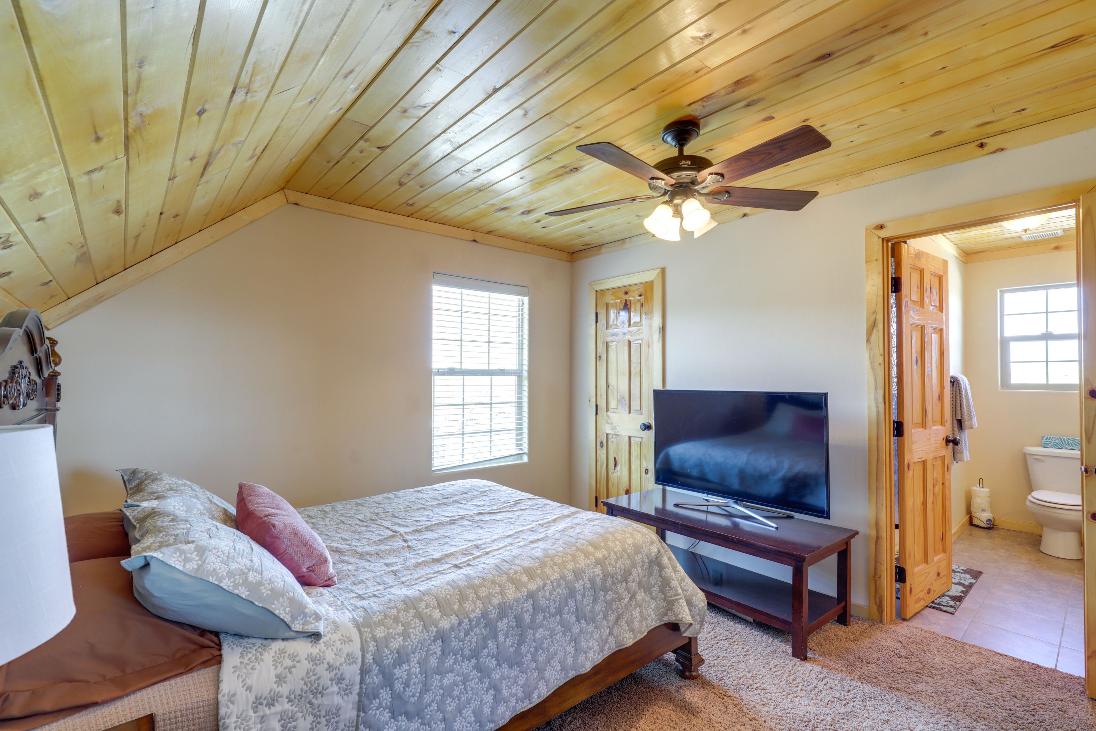 Bedroom 2 | Queen Bed