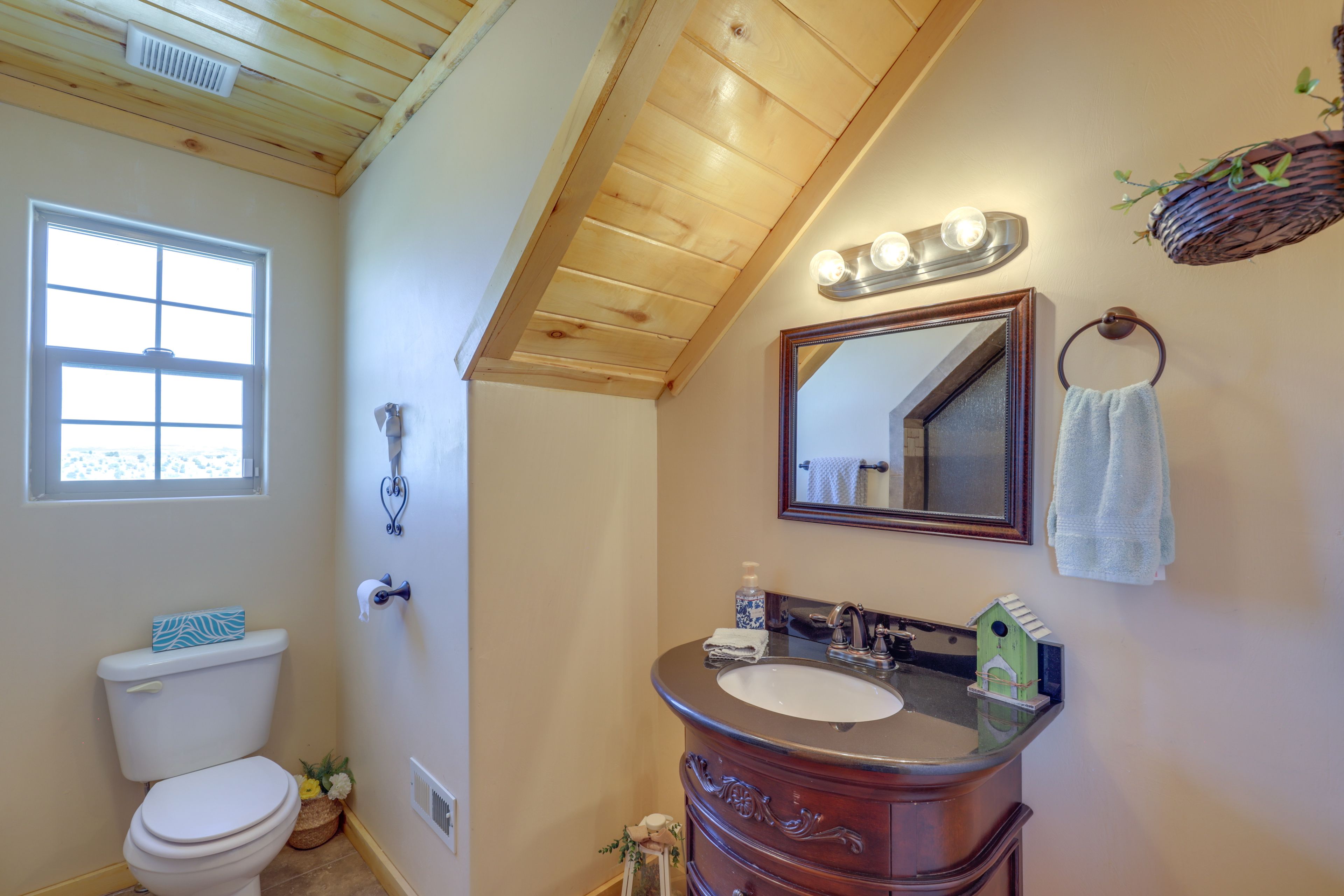 Full Bathroom | Towels Provided